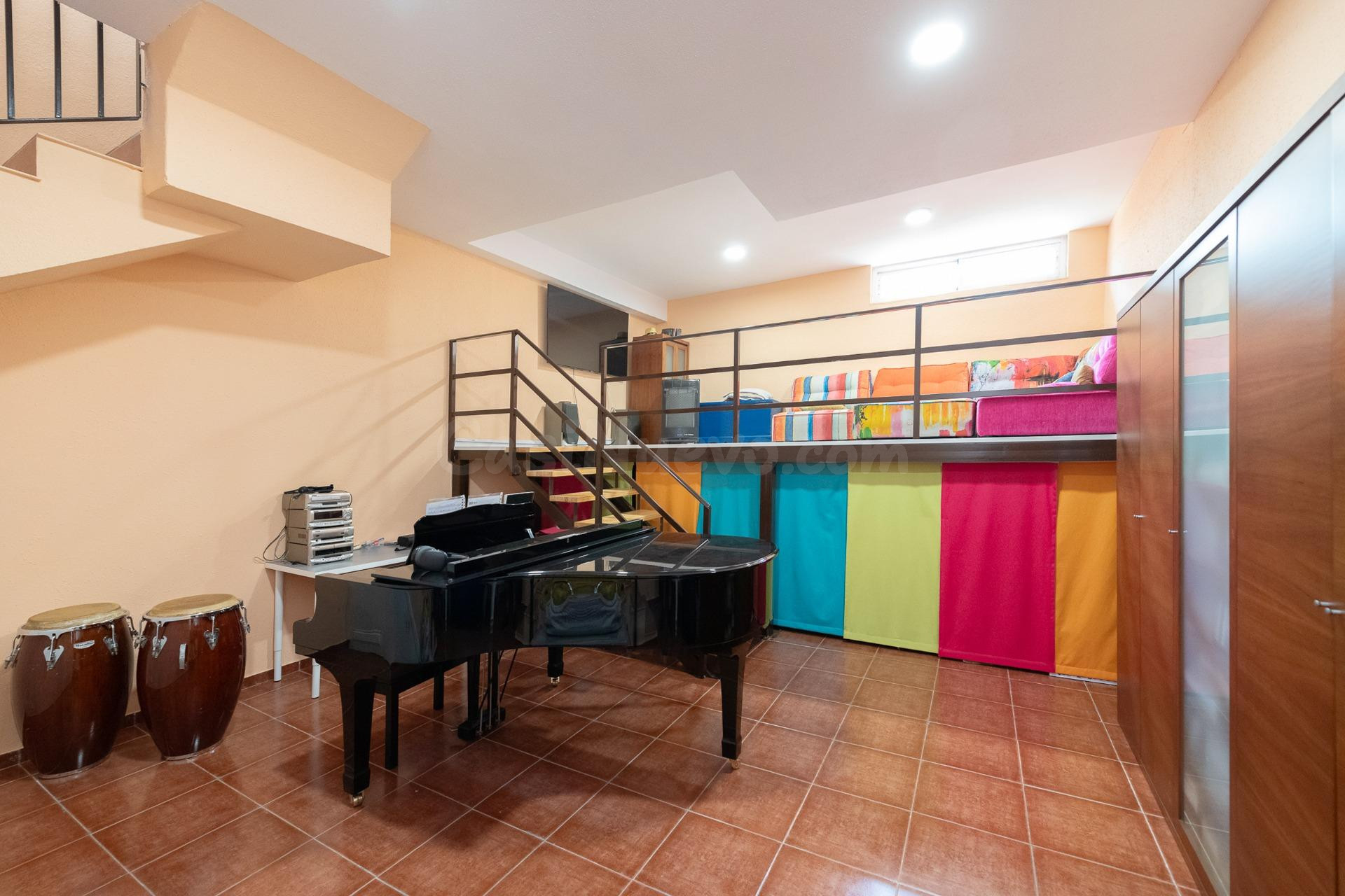 "Chalet adosado con piscina, amplias terrazas y garaje para dos coches en Torre de Benagalbón".