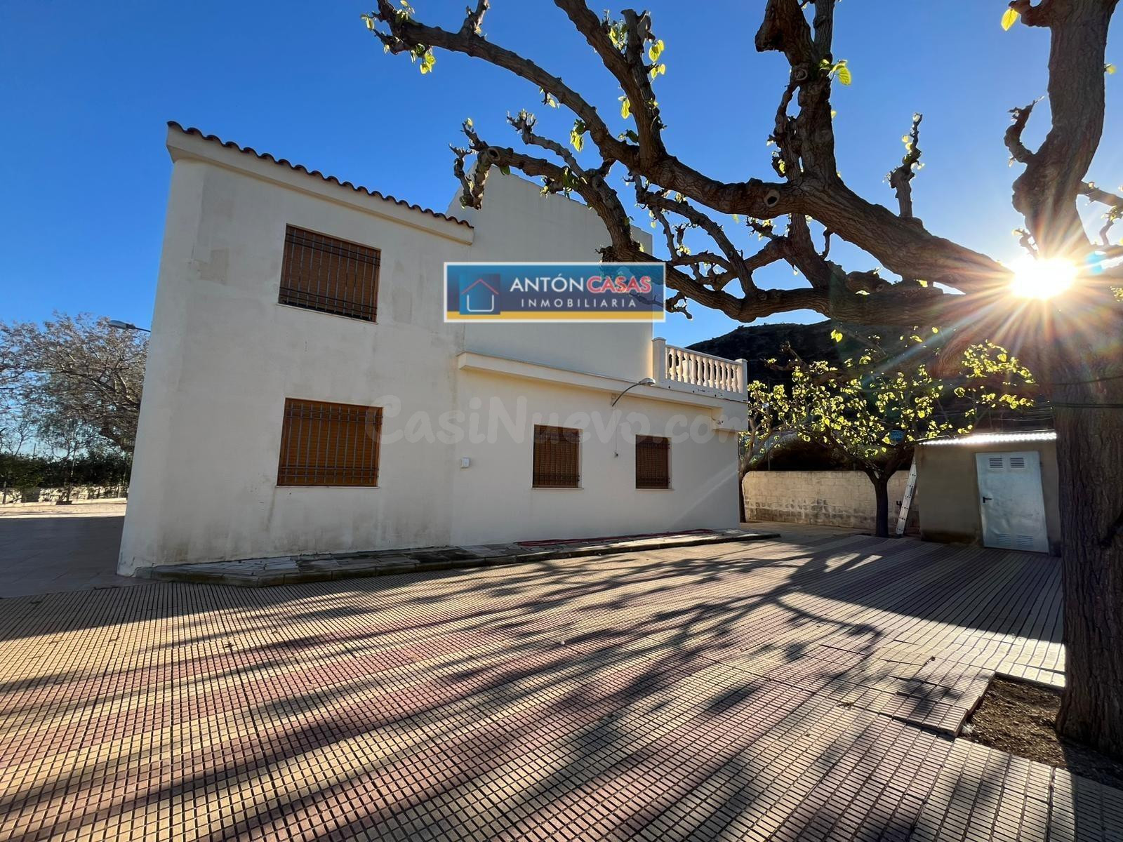 CHALET CON PISCINA, JARDÍN Y 11.900 M2 DE PARCELA EN MONFORTE DEL CID