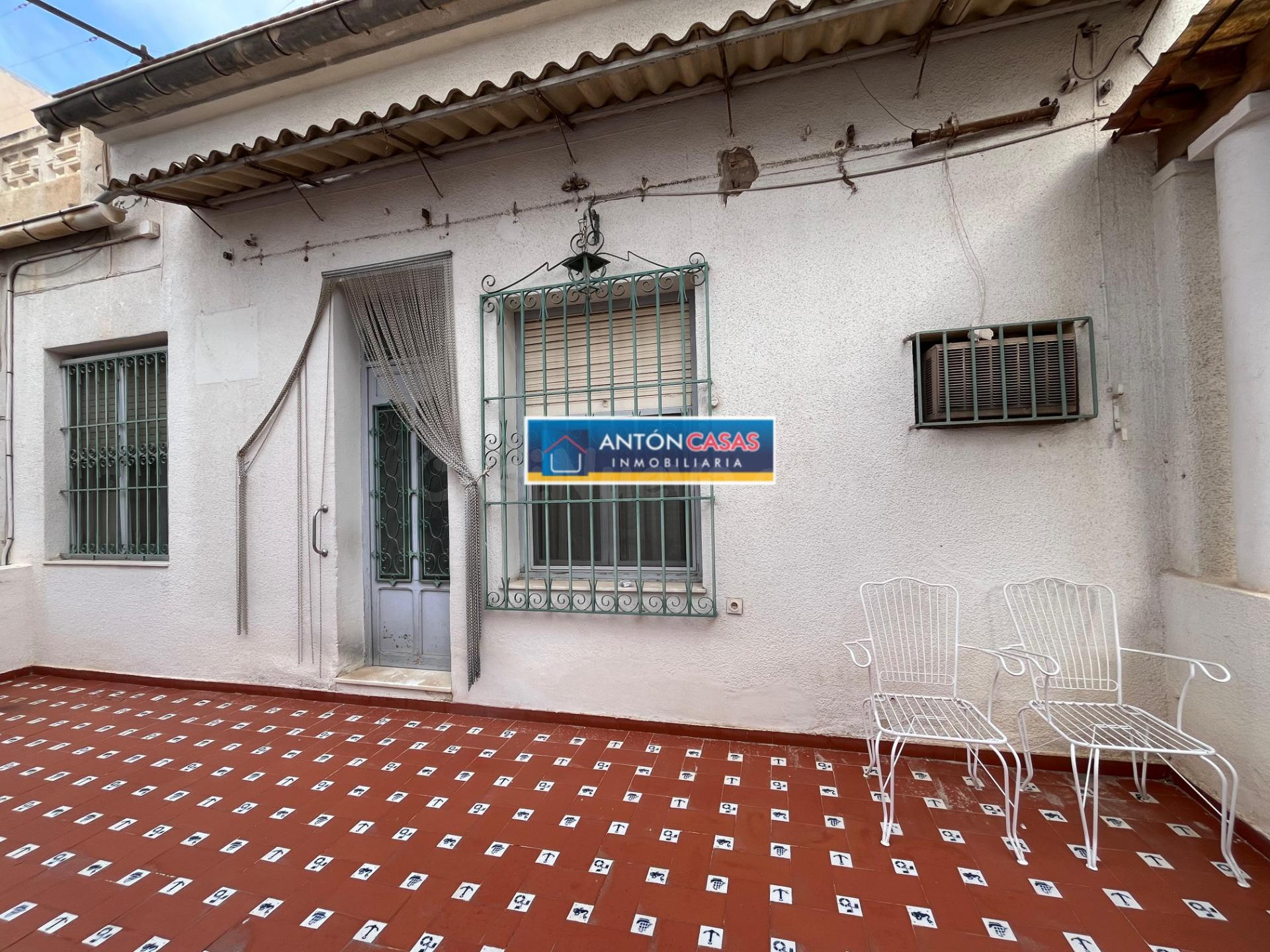 Edificio con casa y 2 locales comerciales - NOVELDA