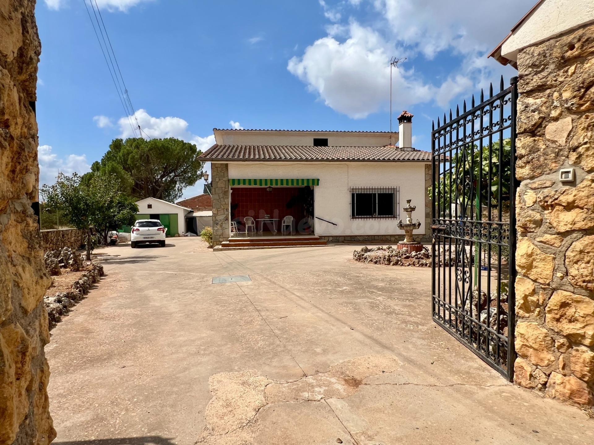 E.  FINCA CON PISCINA, HUERTO, POZO Y VIVIENDA DE 3 PLANTAS