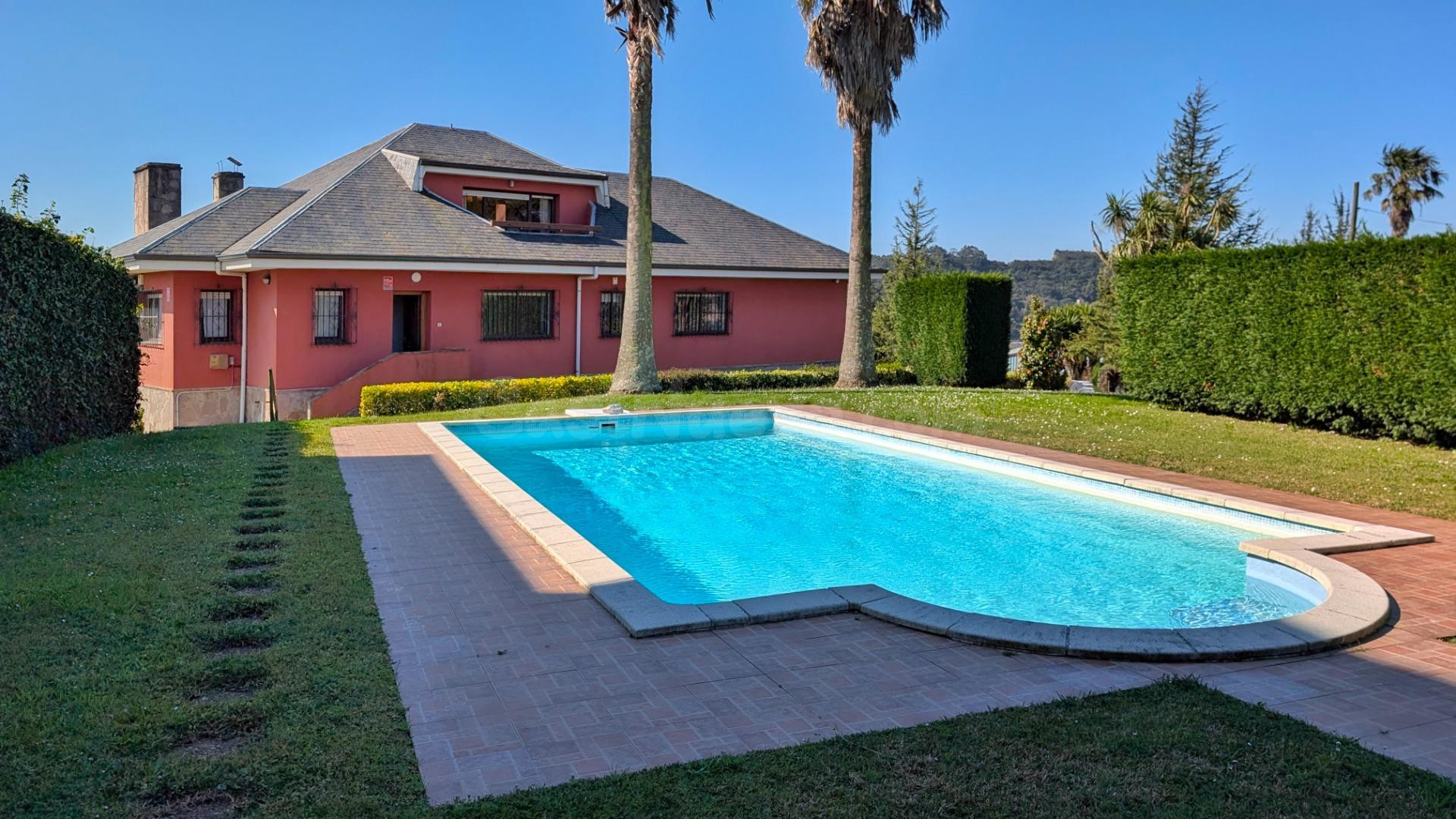 Vive la tranquilidad a un paso de Santander: espectacular chalet independiente en Camargo