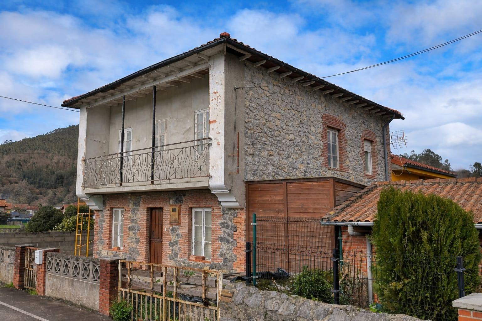 Propiedad única con dos viviendas y gran parcela en Santa María de Cayón