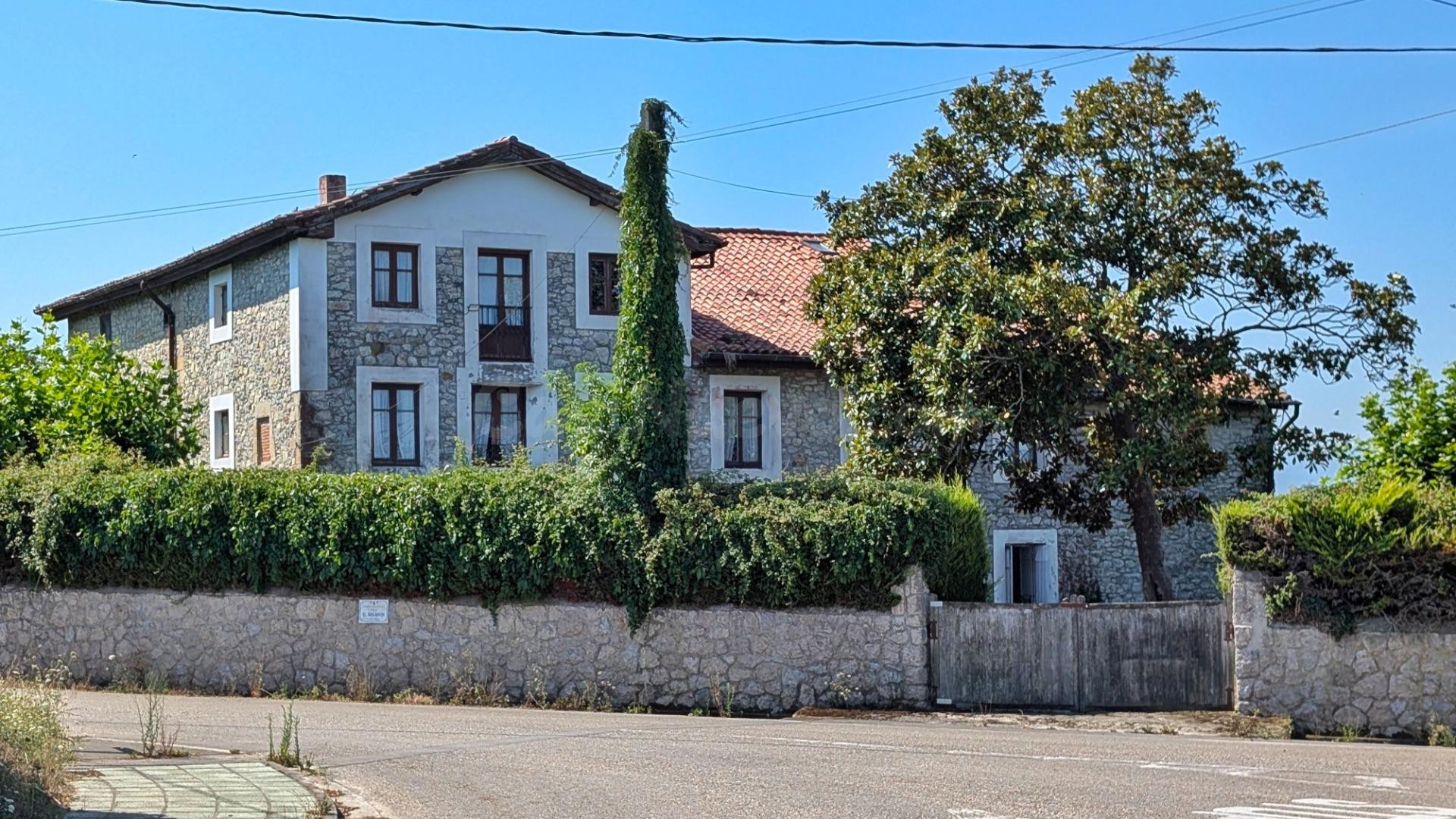 "¡Bienvenidos al hogar de tus sueños en Castanedo: donde la historia se une al calor del hogar en ca