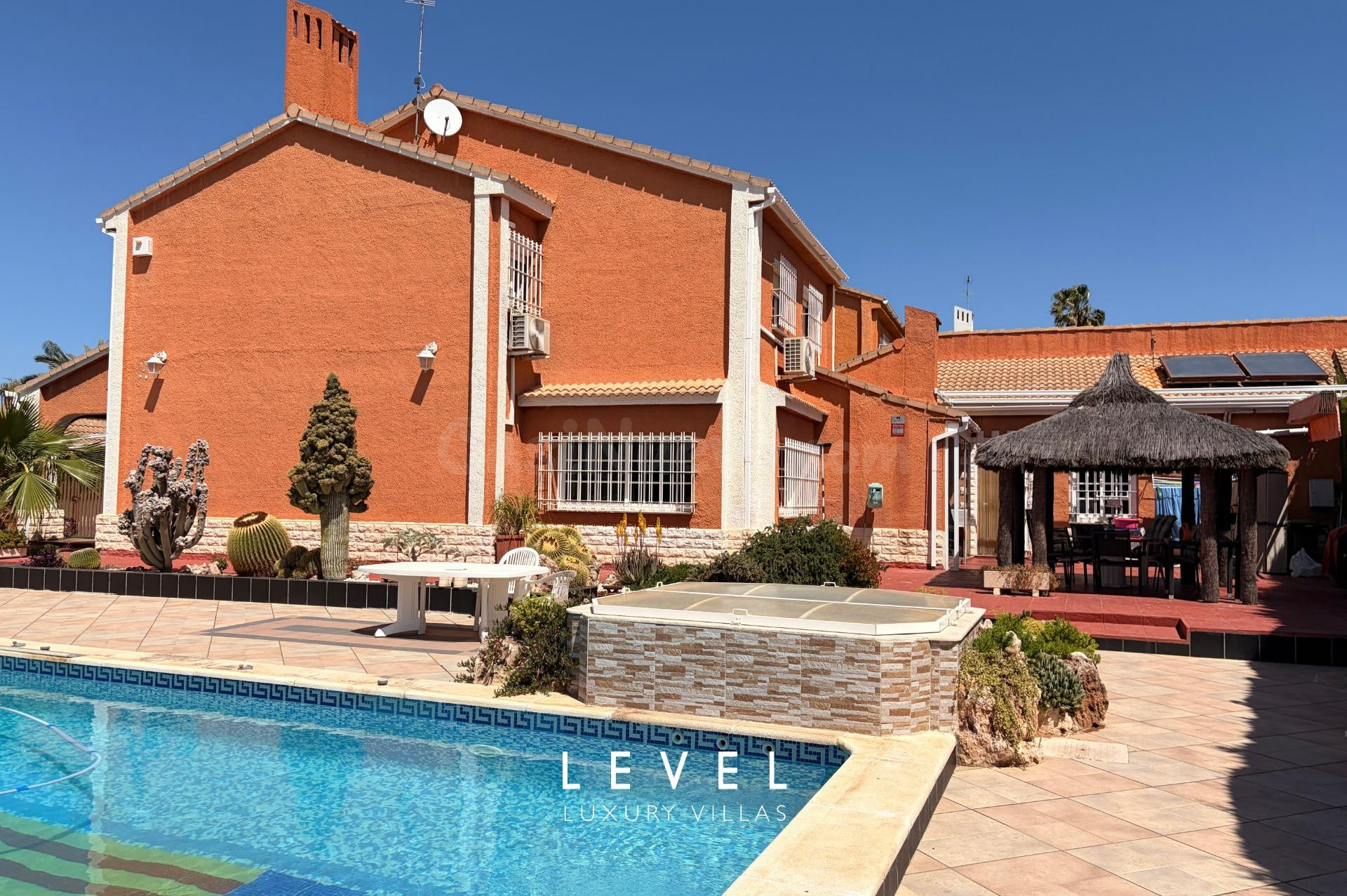 Exclusiva vivienda independiente con piscina y jacuzzi en San Antonio de Benagéber