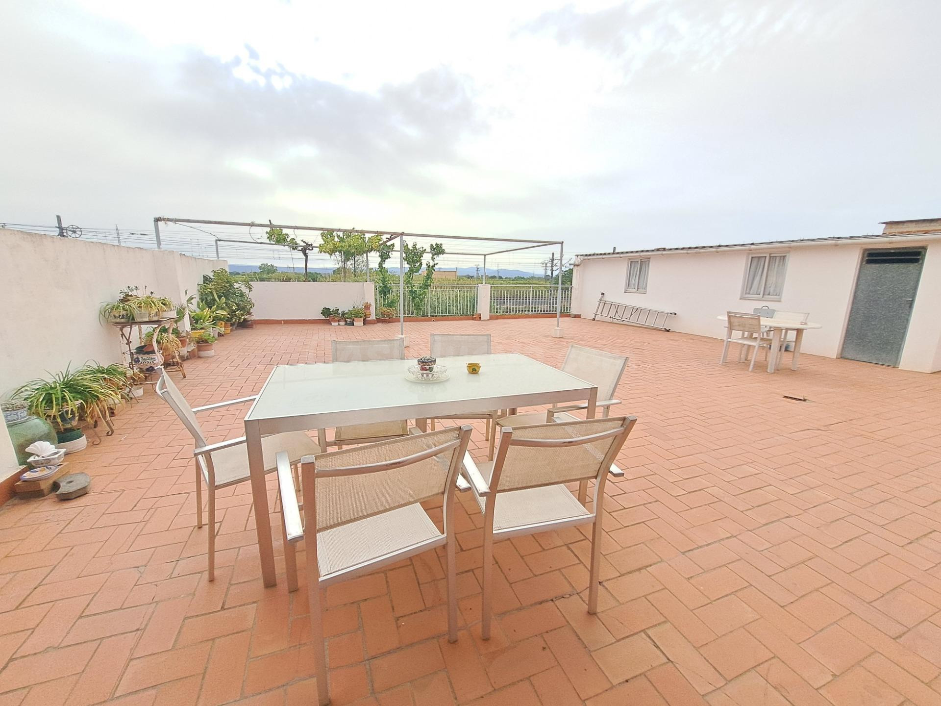 Gran casa en Carcaixent, con terraza, jardín y garaje para 10 coches!