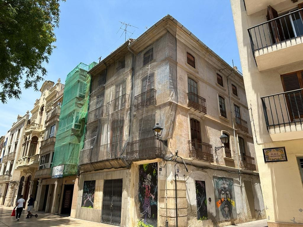 ¡¡SIN COMISIÓN AL COMPRADOR!! EDIFICIO EN VENTA EN PLAZA CONSTITUCIÓN EN ALZIRA