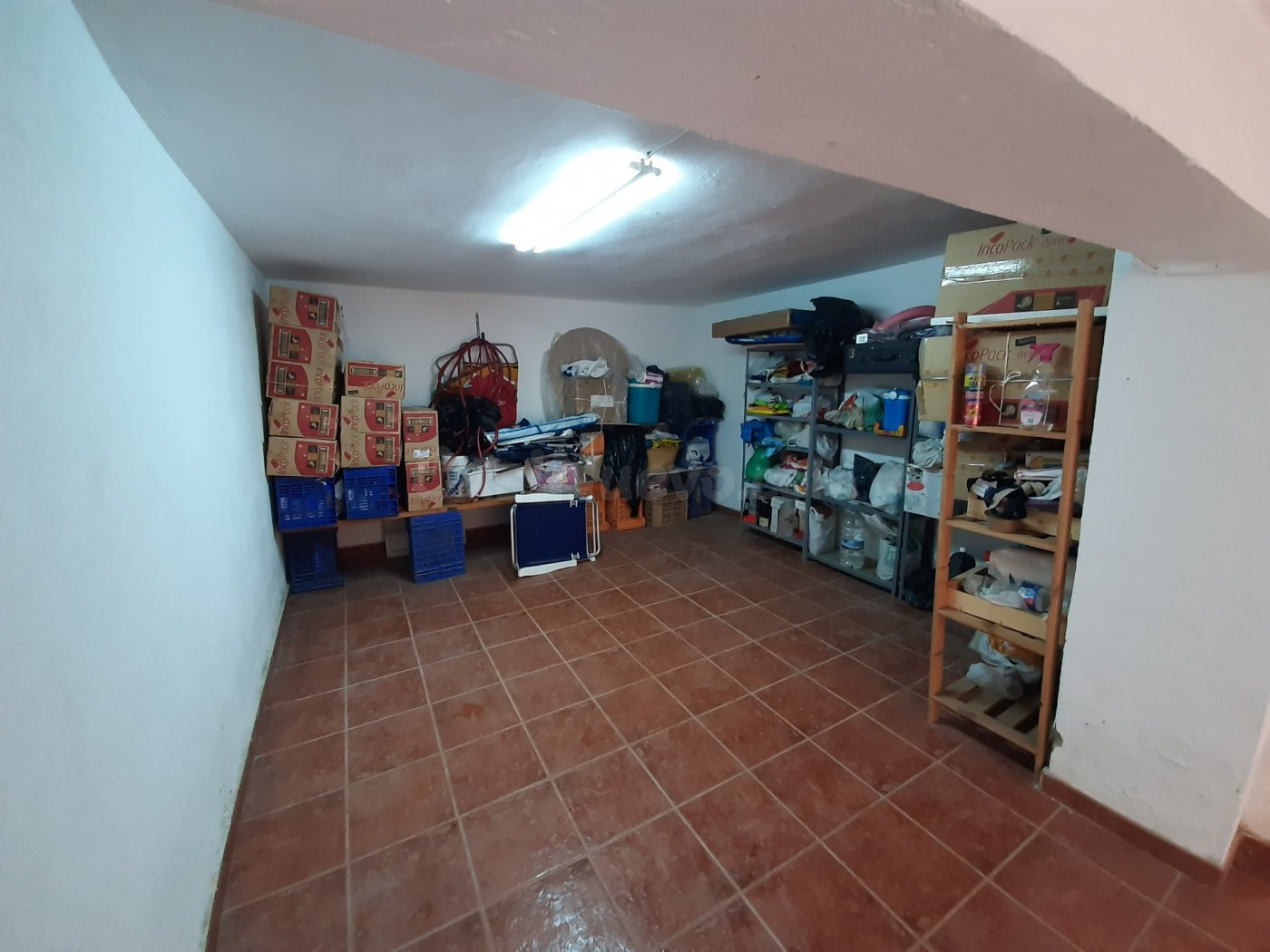 CABINA CERRADA PARA DOS VEHÍCULOS, CON LUZ ELECTRICA