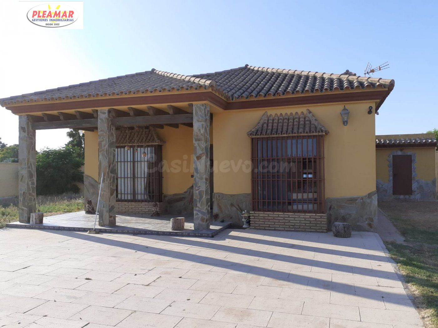CASA CON TERRENO  DE TRES DORMITORIOS      ZONA PINAR DE LA VILLA