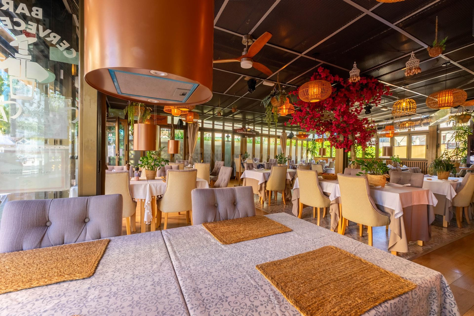 RESTAURANTE CONSOLIDADO EN EL CENTRO DE FUENGIROLA, OPORTUNIDAD DE INVERSIÓN