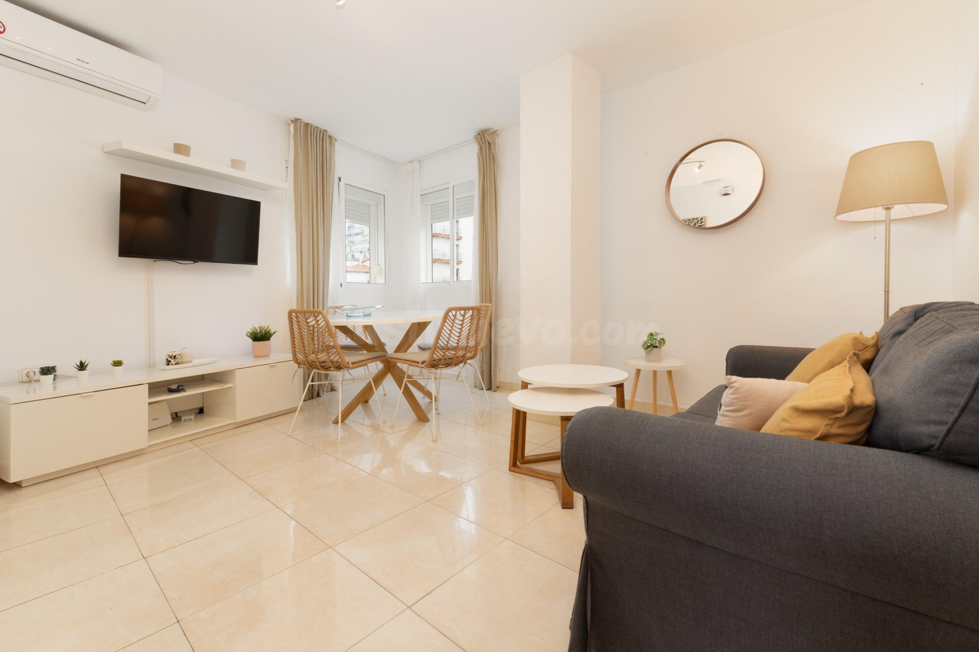 Oportunidad en Carihuela! 1 Dormitorio. Con  licencia  turística a escasos pasos del mar!