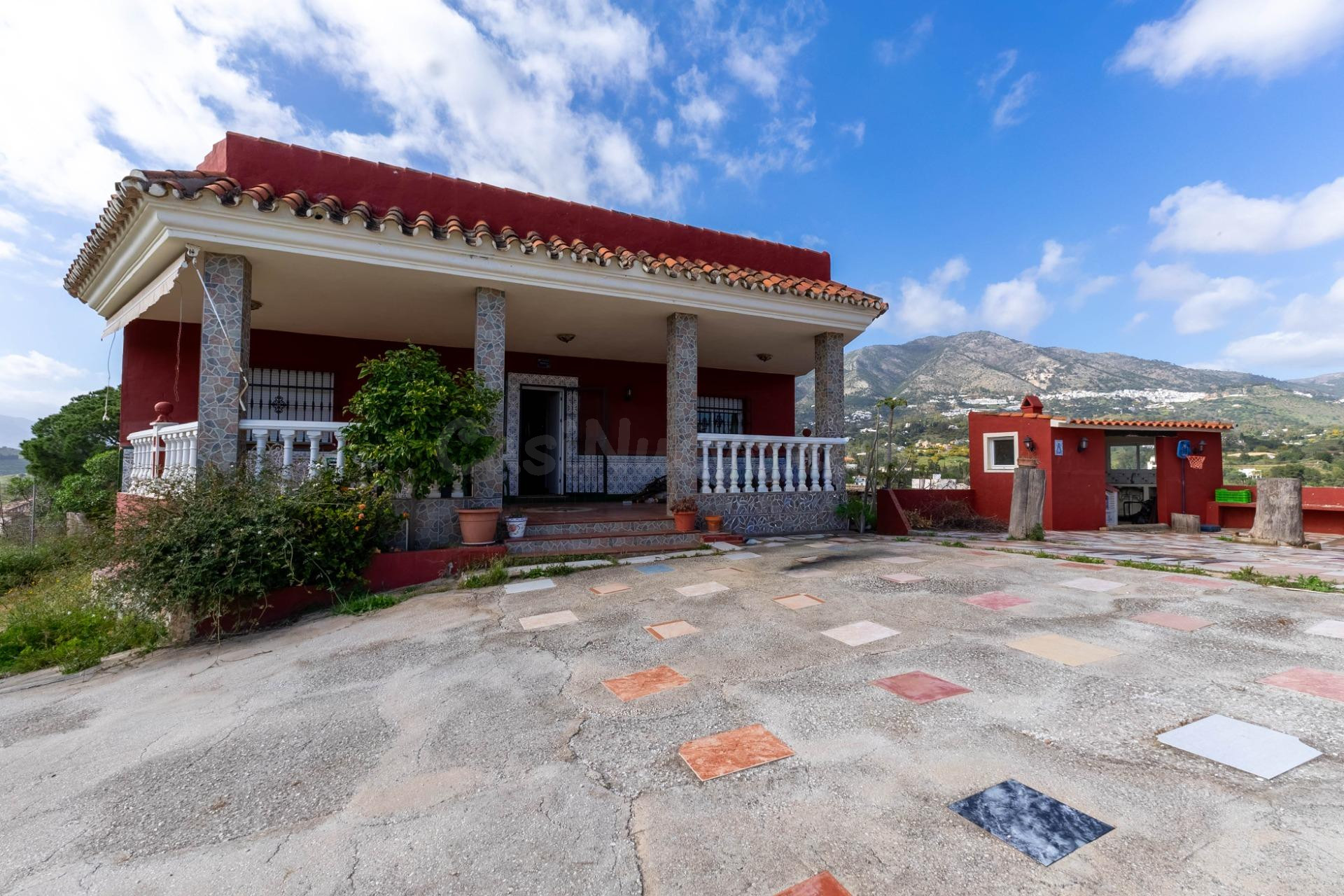 Finca rústica con chalet, 9.000 m2 de terreno, vistas al mar y pozo propio en Campo de Mijas