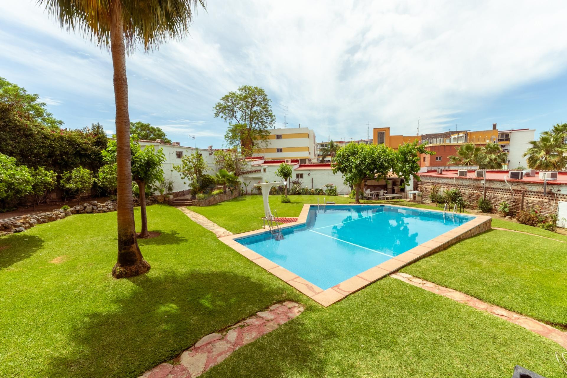LOCAL CON POTENCIAL PARA VIVIENDA, ESTUDIOS O ACTIVIDAD COMERCIAL EN MARBELLA