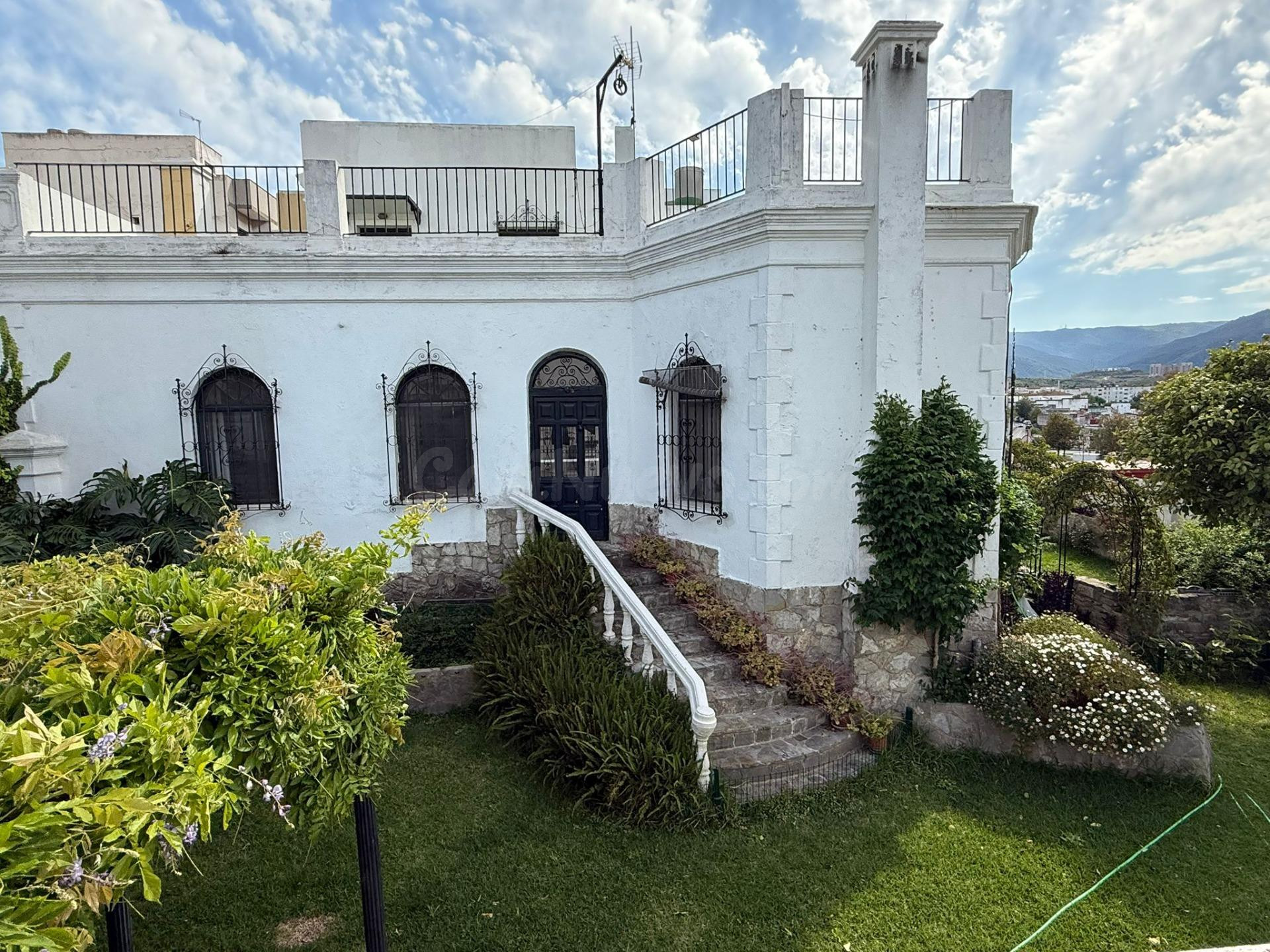 SE VENDE CHALET INDEPENDIENTE DE CUATRO habitaciones EN ALGECIRAS.