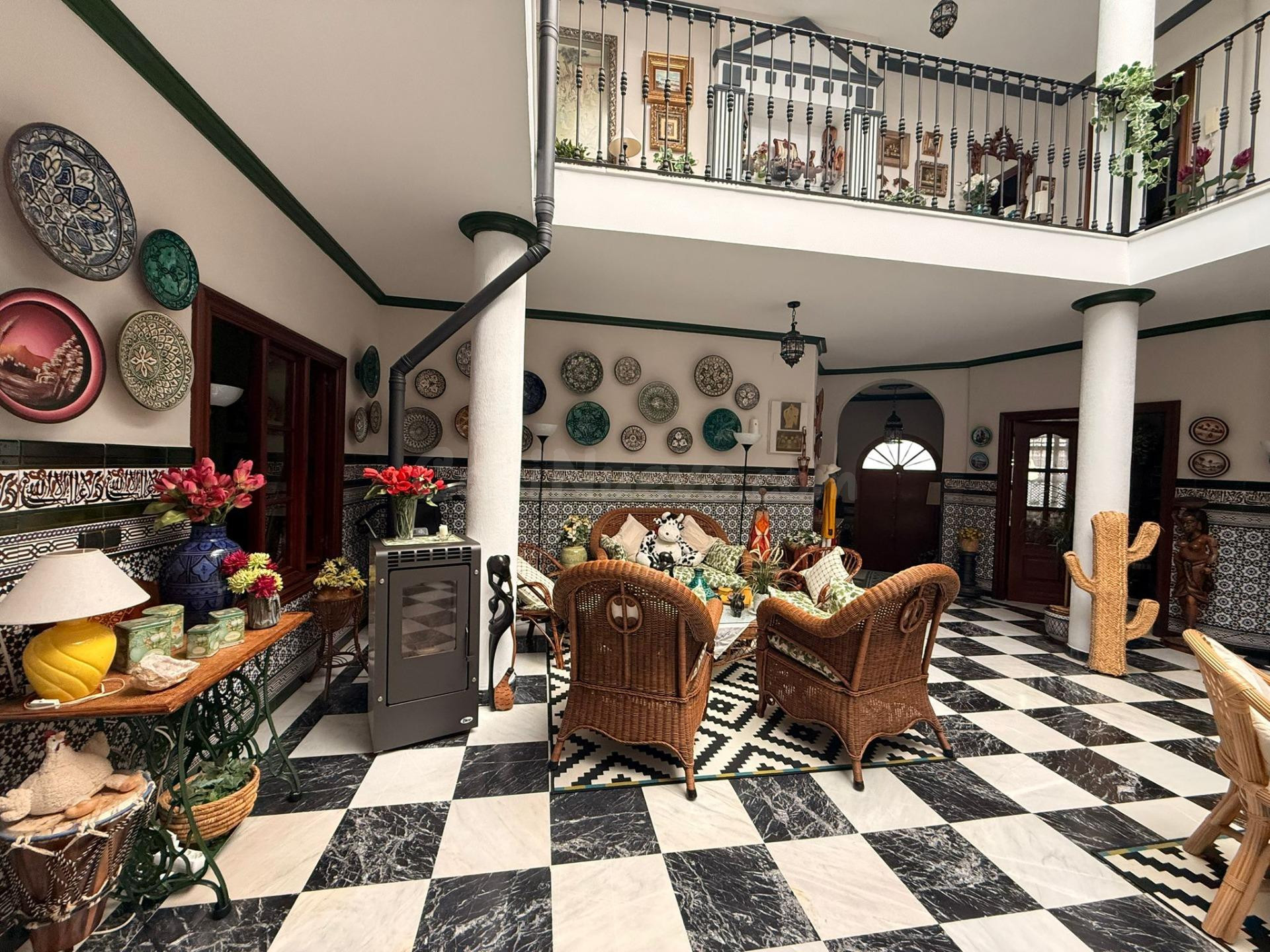 Se vende casa única con patio andaluz y garaje para 6 coches en el centro de Algeciras