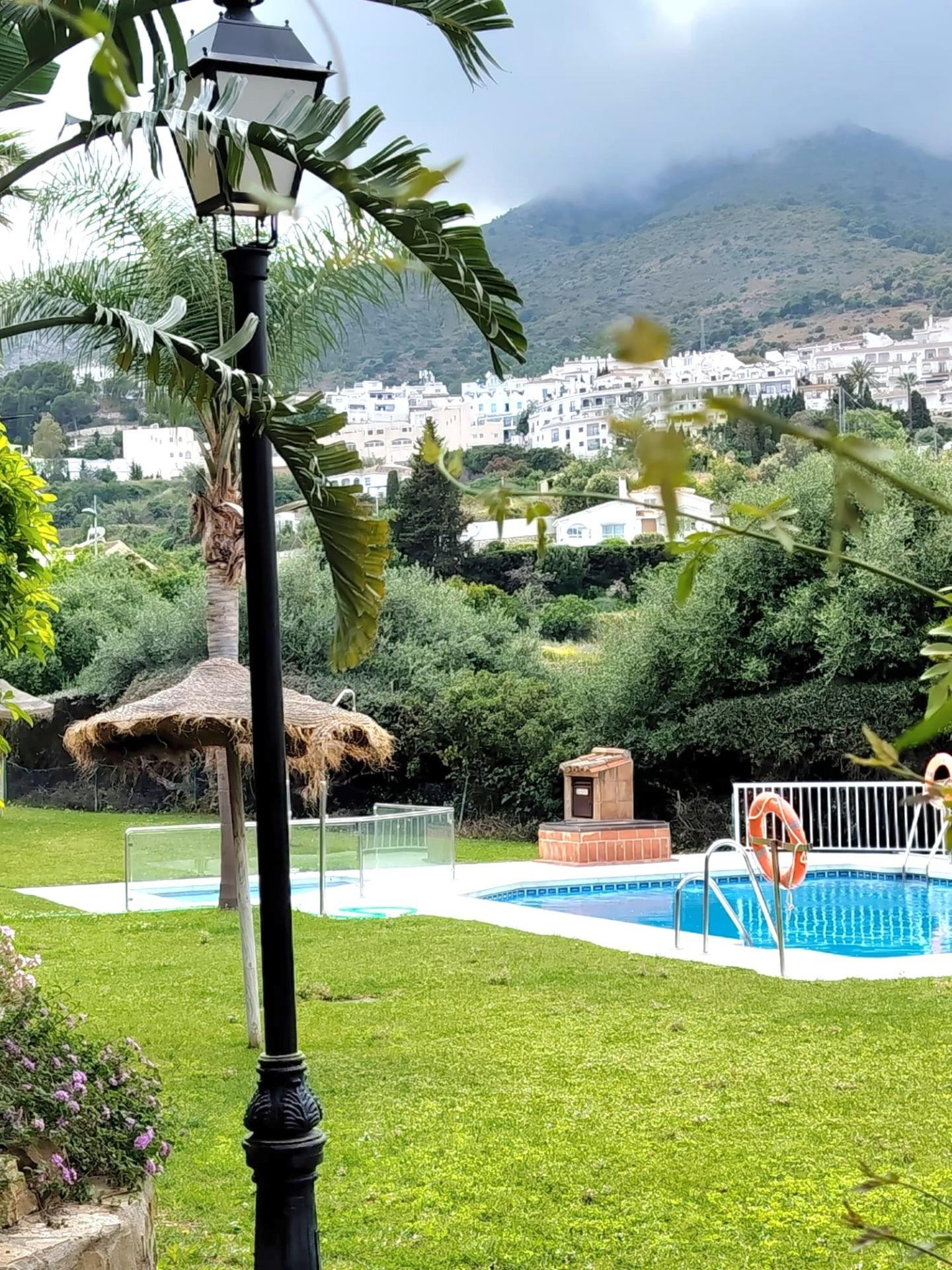 Magnífico chalet adosado con vistas al mar, terraza, jardin  y piscina comunitaria en Benalmádena Pueblo.