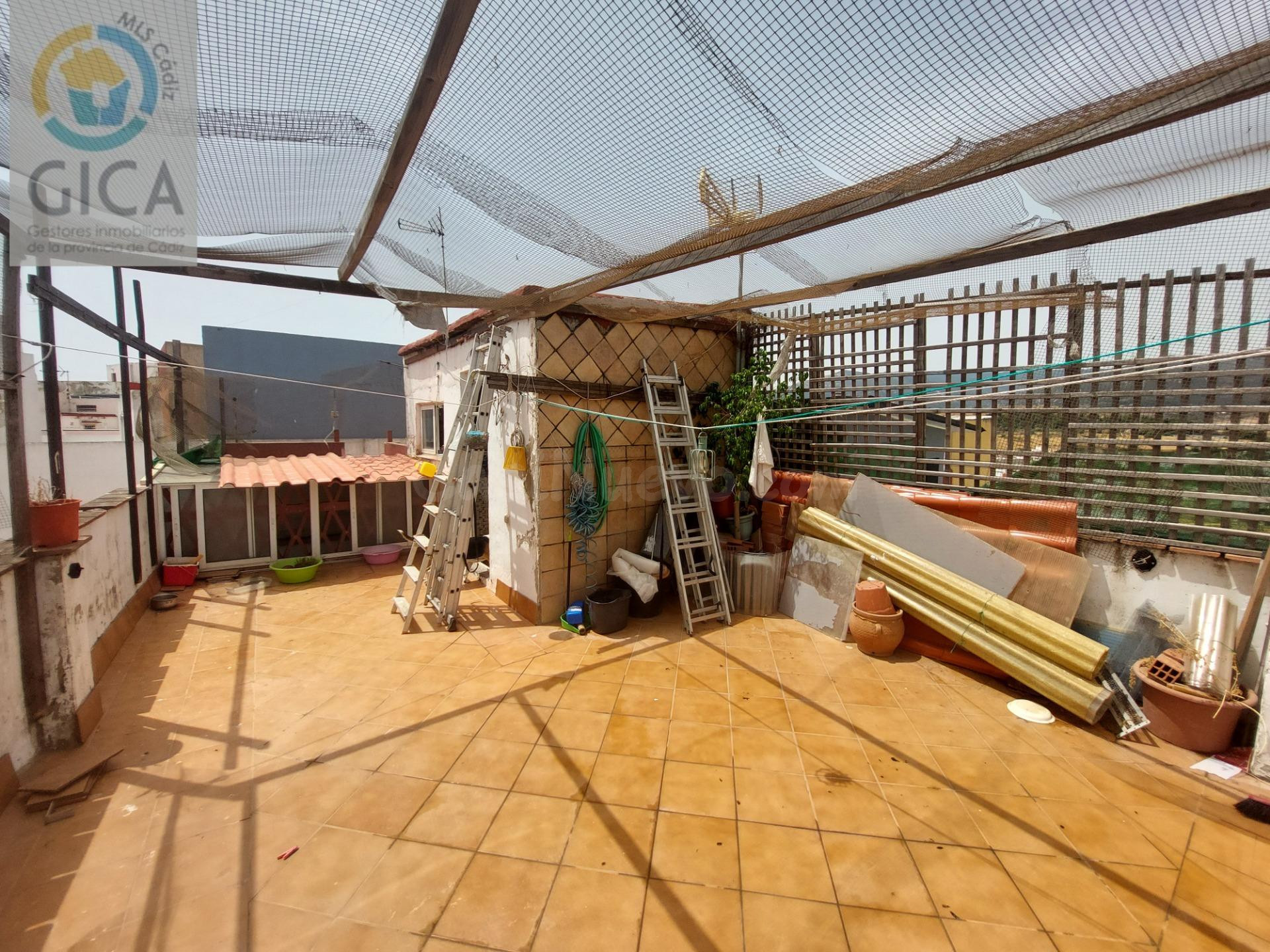 SE VENDE CASA DE DOS DORMITORIOS EN ALGECIRAS, SEMICENTRO.