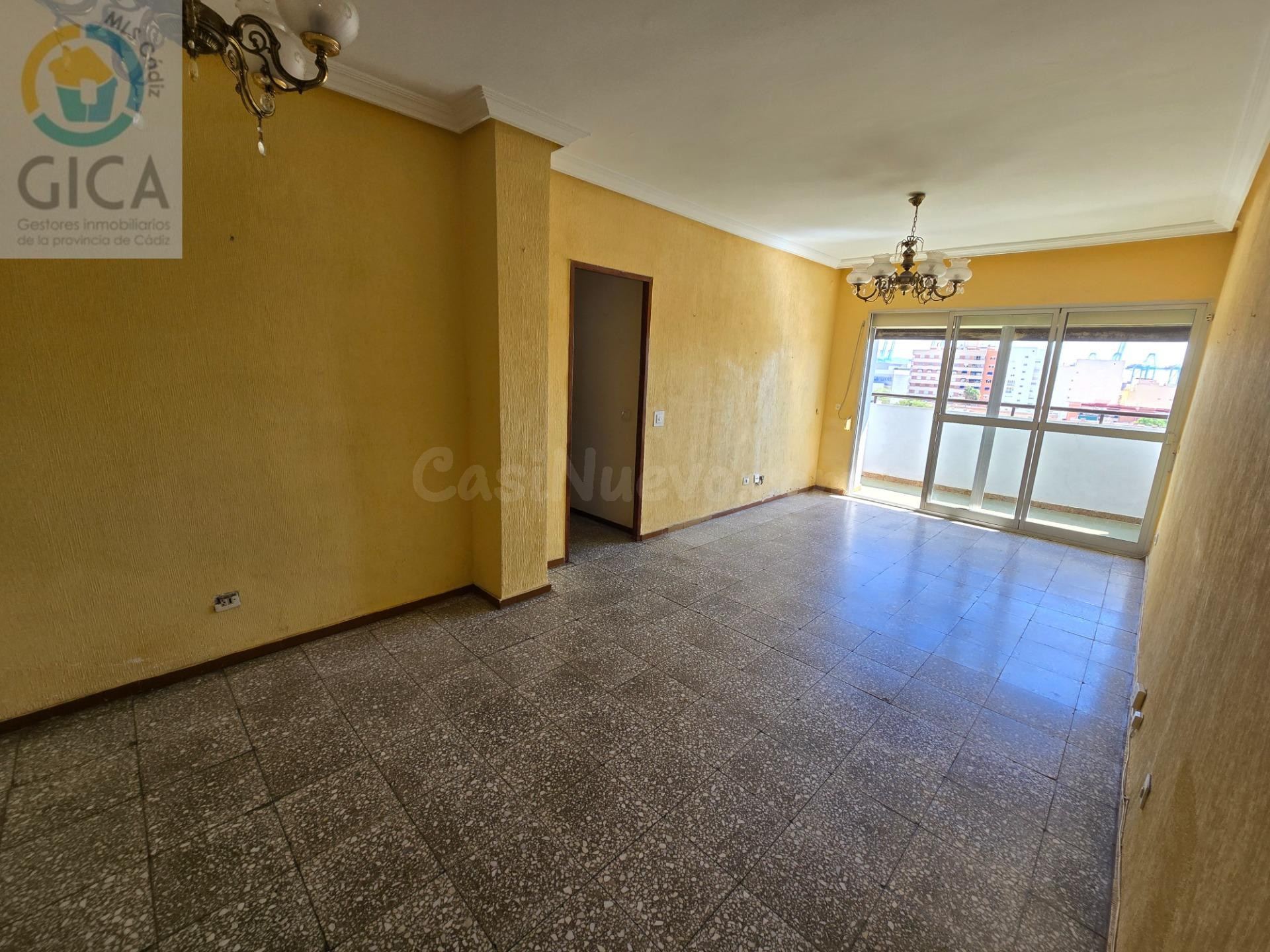 SE VENDE PISO DE TRES DORMITORIOS EN ALGECIRAS, CENTRO.