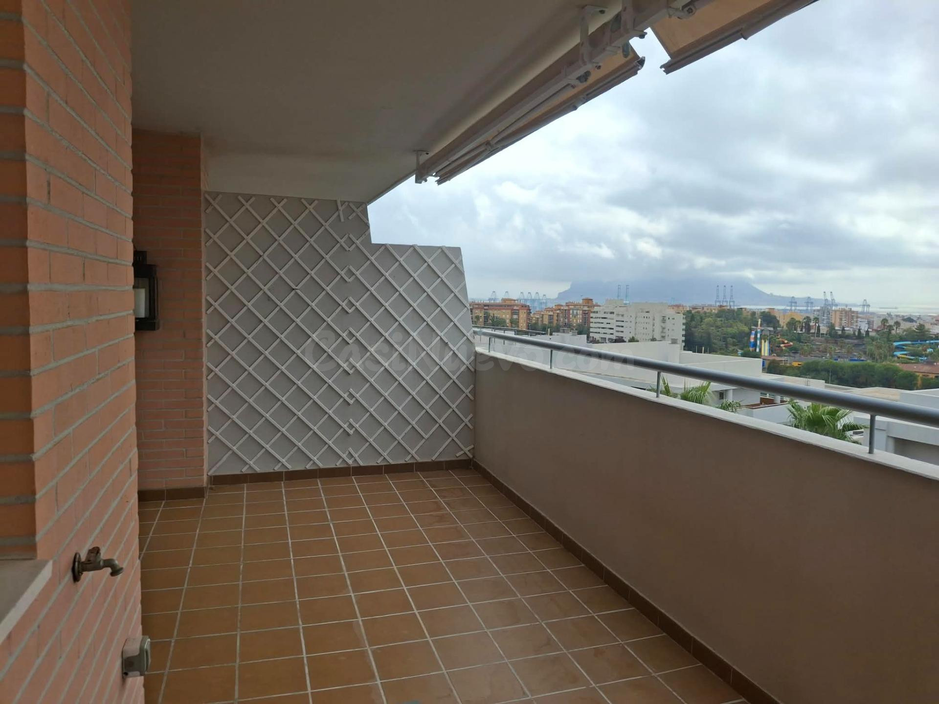 SE VENDE VIVIENDA CON TERRAZA Y VISTAS EN MIRADOR DE LA BAHÍA – ALGECIRAS