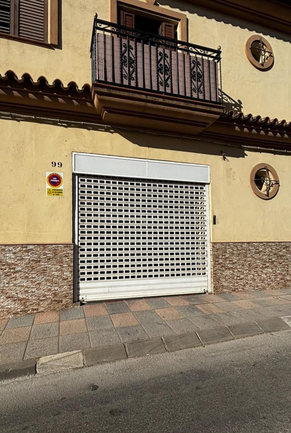 Se vende Aparcamiento privado con rentabilidad inmediata y múltiples posibilidades de uso en los Barrios.