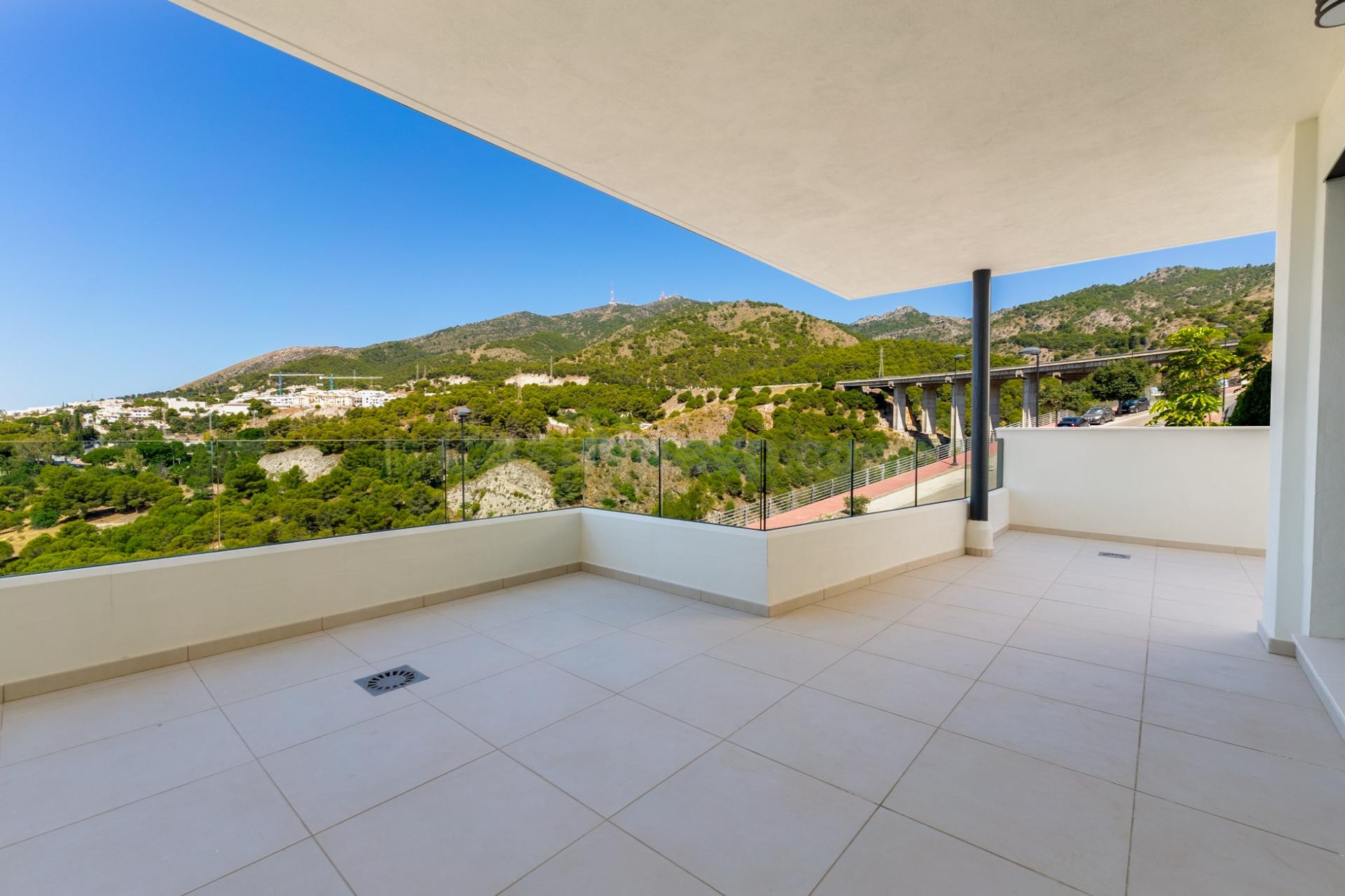 Exclusivo apartamento en planta baja con espectacular terraza de 150 m2 y vistas al mar.