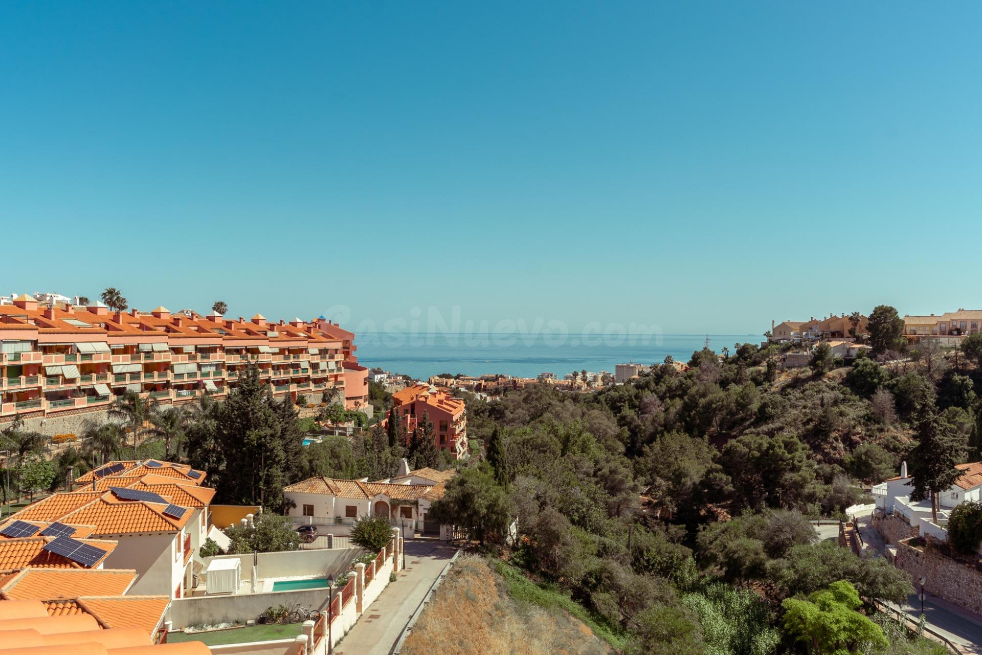 Espectacular Dúplex de 4 Dormitorios con Vistas al Mar, Grandes Terrazas y Piscina en Torreblanca