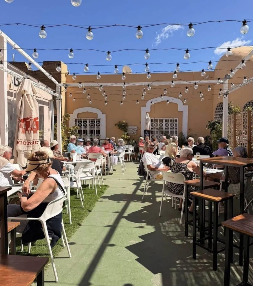 Traspaso de Bar de Copas en el Puerto Deportivo de Fuengirola | Terraza | Salida de Humos | Llave en Mano