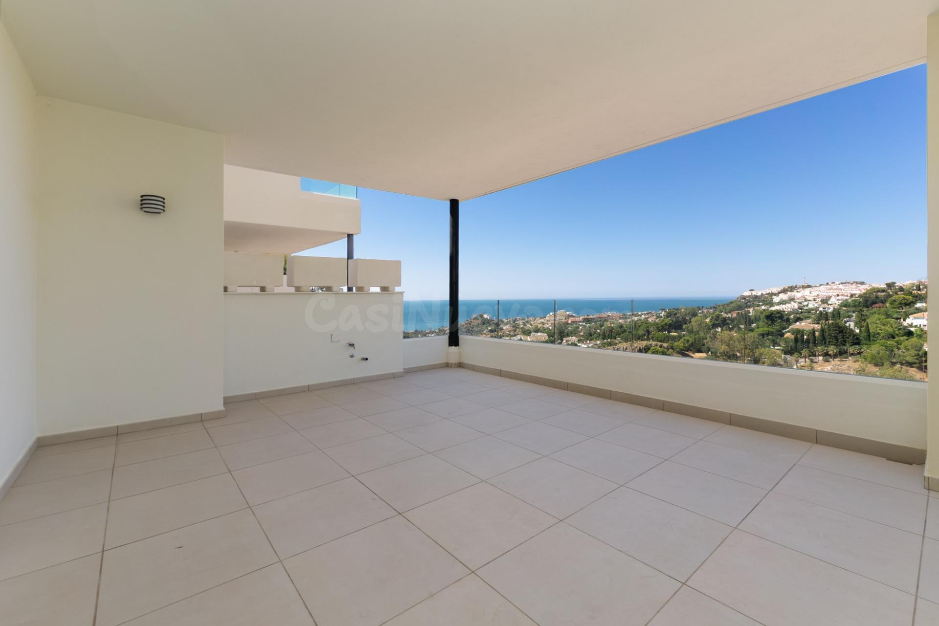 Excelente apartamento de 2 dormitorios con amplia terraza y vistas al mar en Benalmádena