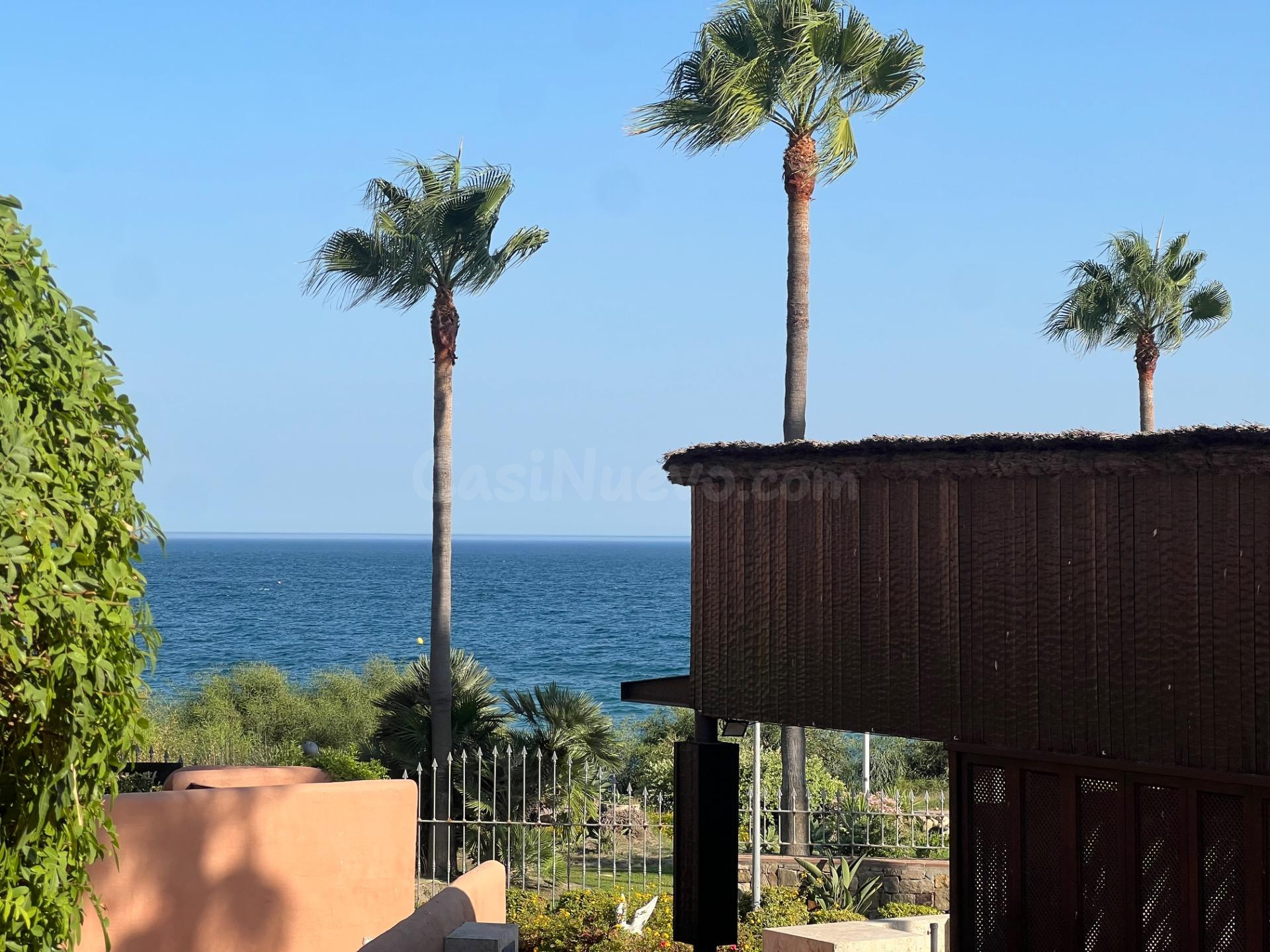 Espectacular apartamento de 2 dormitorios en primera línea de playa en Estepona