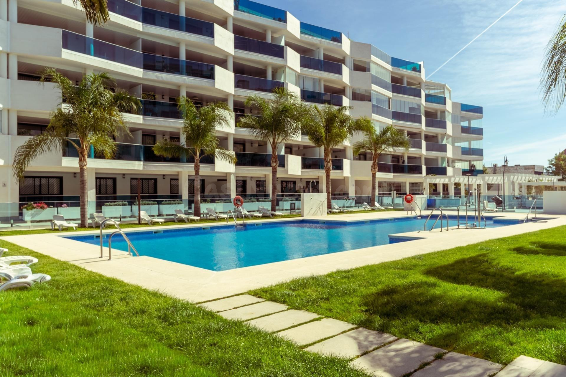Apartamento con terraza en Las Lagunas de Mijas | Piscina, jardines y garaje
