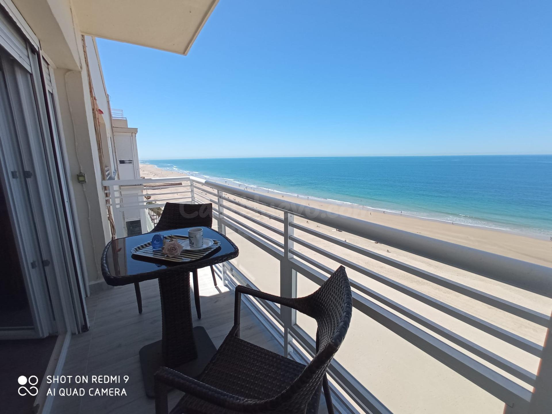 SE ALQUILA PISO EN CADIZ , MIRANDO AL MAR (TEMPORADA ESCOLAR)