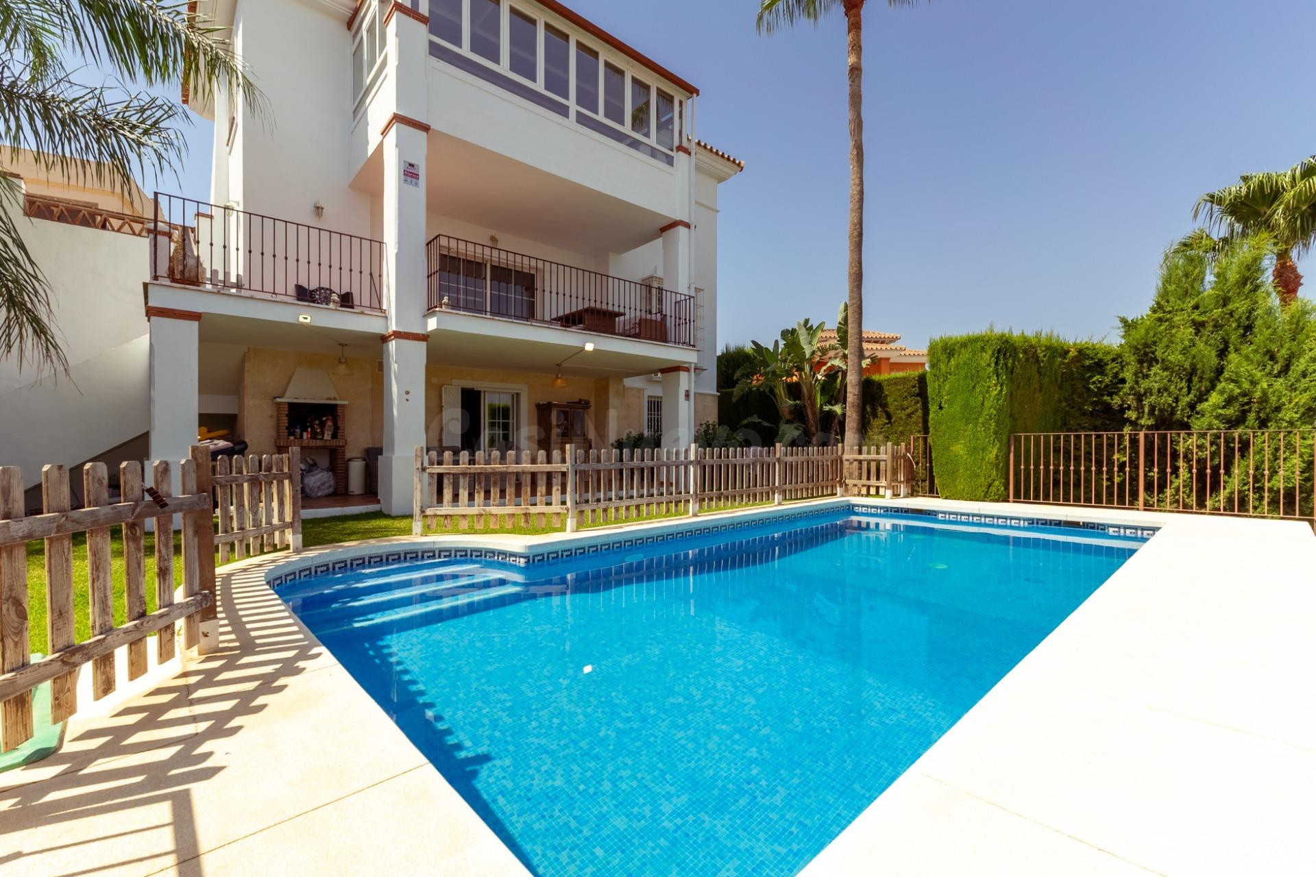 OPORTUNIDAD!!  HERMOSO CHALET CON PISCINA, JARDIN Y VISTAS A MIJAS / A 5MINUTOS DEL CENTRO COMERCIAL MIRAMAR