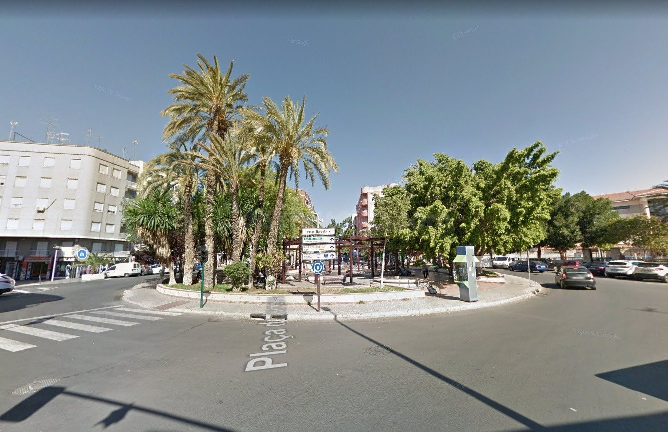 Local en zona Plaza Barcelona. Calle comercial