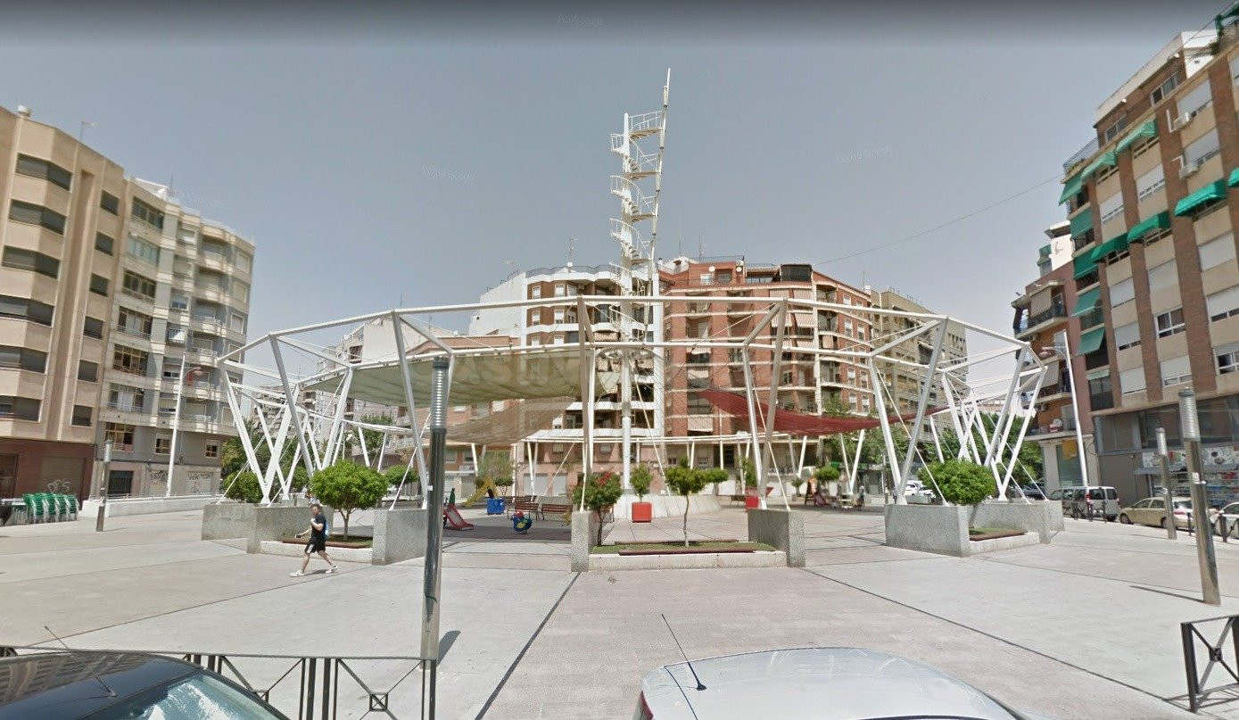 Loca 390m2 esquina en calle comercial. Zona Obispo Siuri