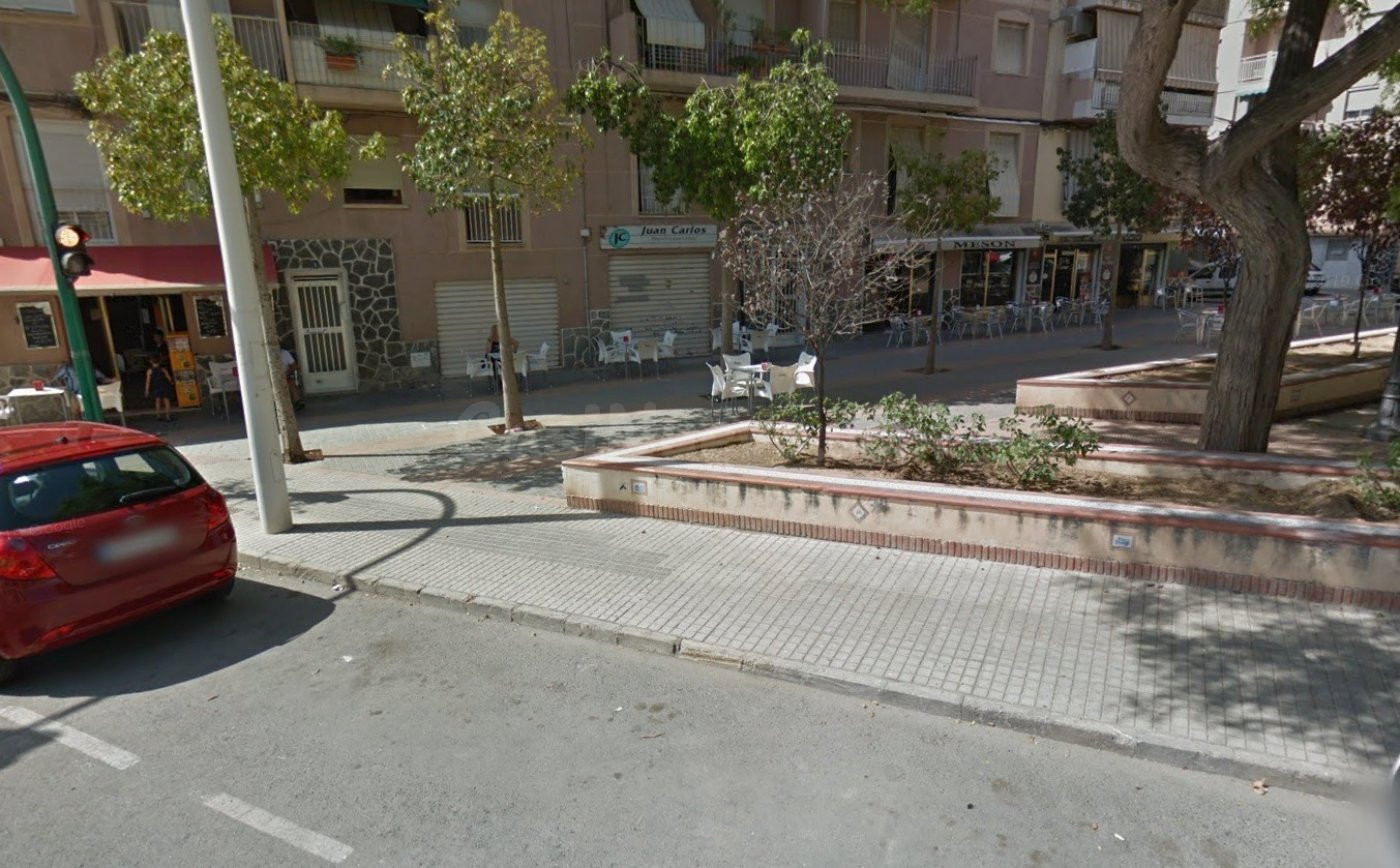 Local Comercial en zona Casablanca con fachas en terraza