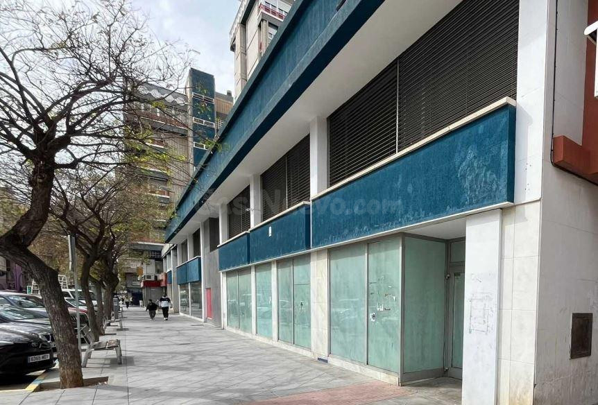 Local comercial 300m² en alquiler - Plaza Crevillente-Juzgados