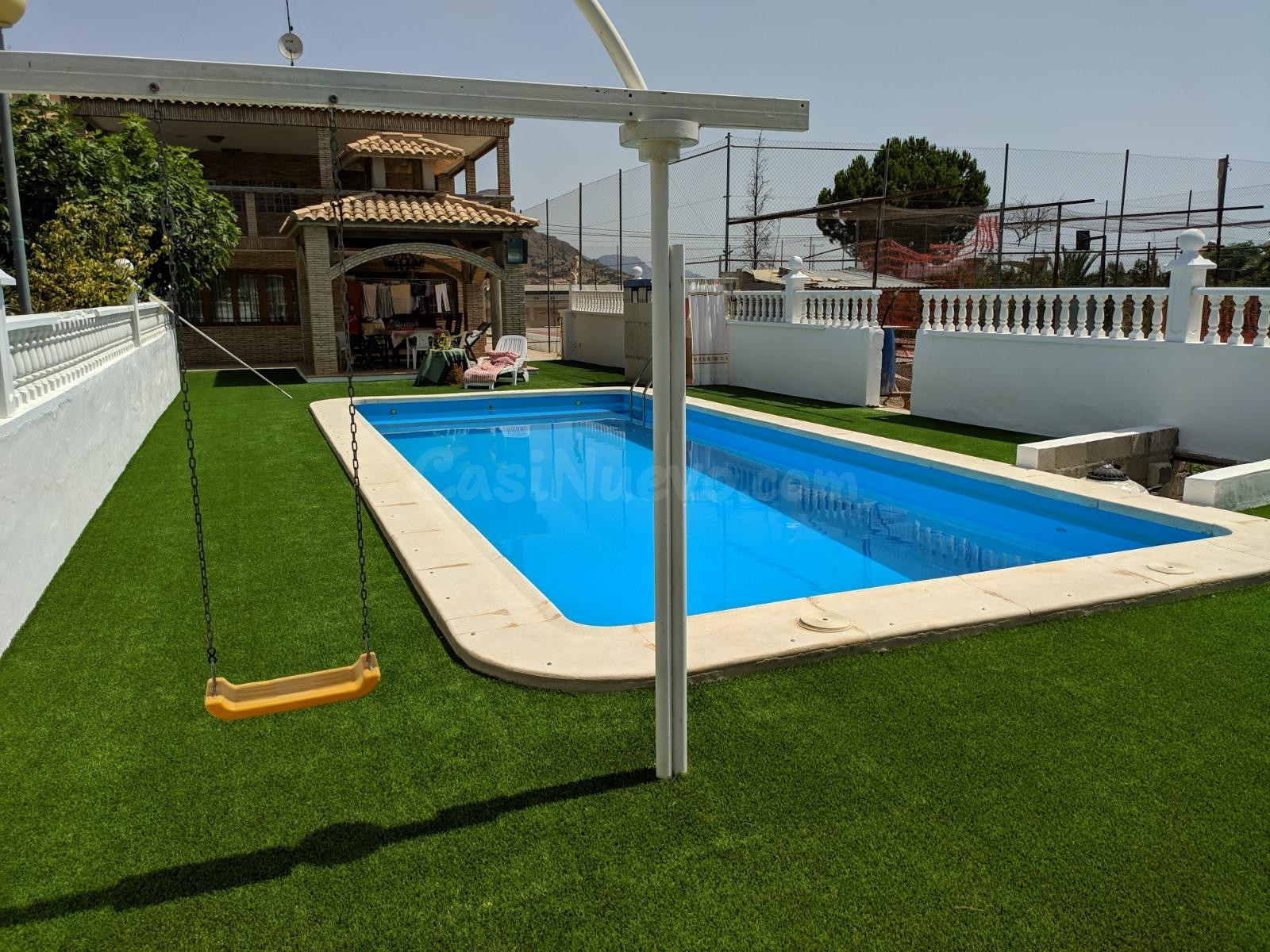 ¡IMPRESIONANTE CHALET CON PISCINA!