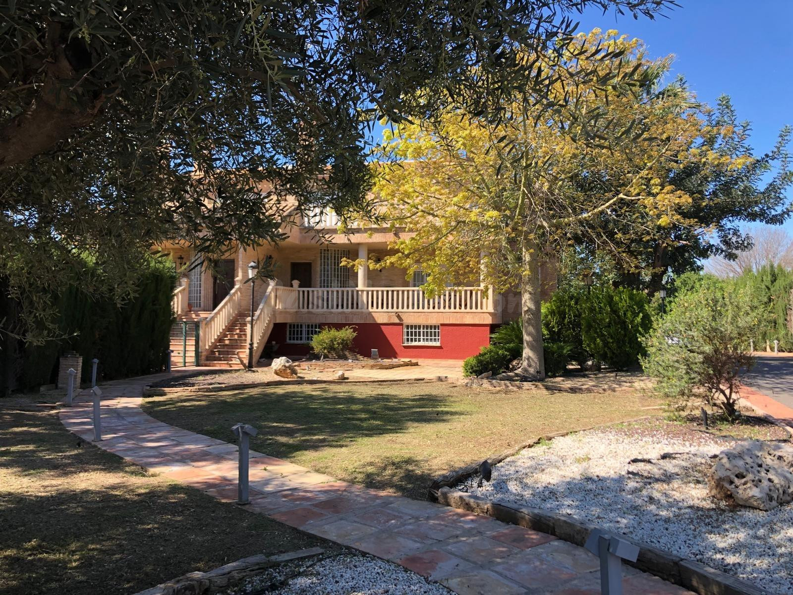 Chalet exclusivo con parcela de 1.700 m2 en La Albatalía, a 5 min del centro