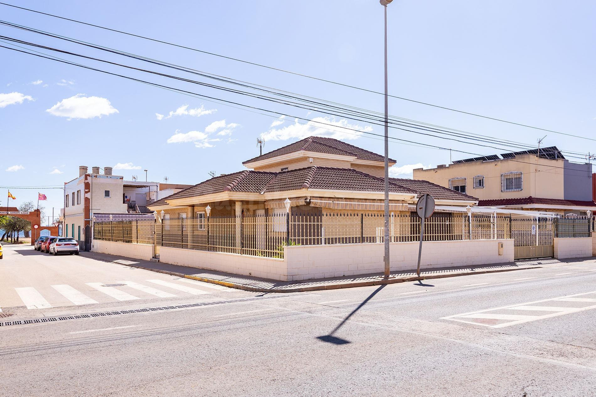 Chalet independiente con piscina en Los Urrutias