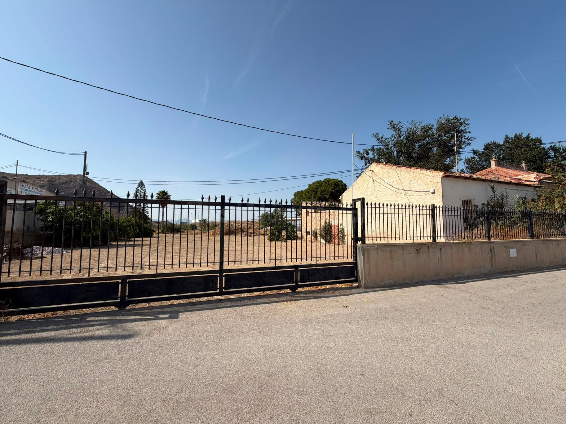 Casa con terreno en Orihuela - Oportunidad de Inversión a €180,000