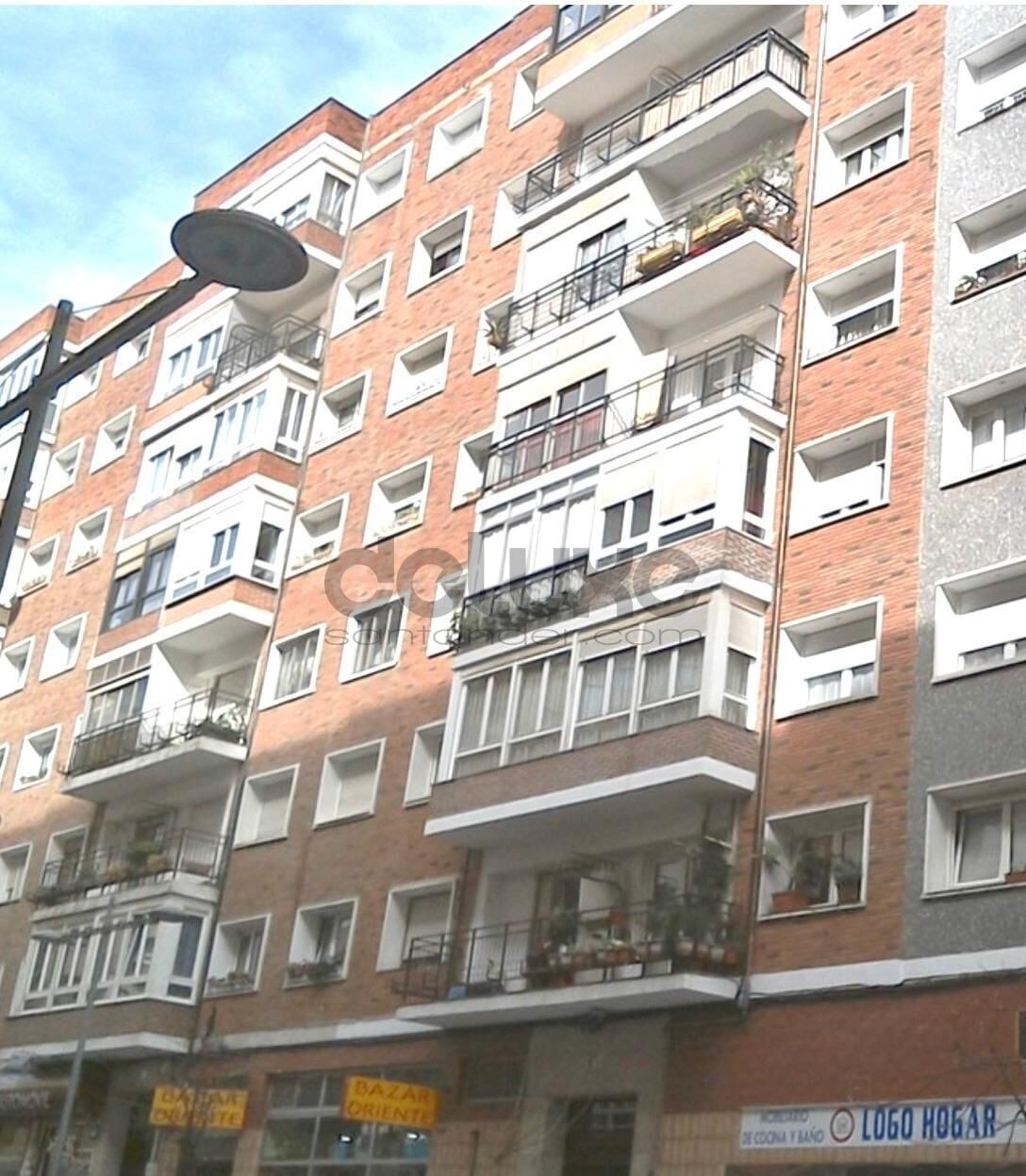 Piso Reformado en Calle Floranes. Centro de Santander
