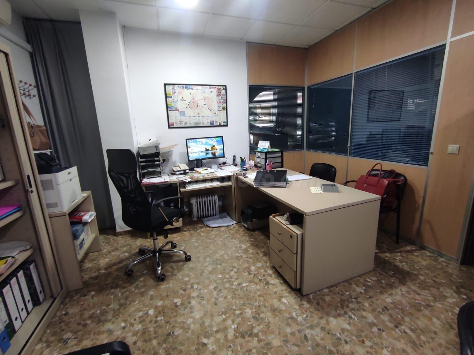 ¡Oportunidad Única en Cabra! Local Comercial Versátil a la Venta
