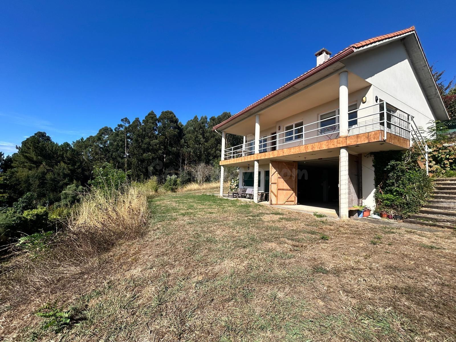 Chalet independiente con vistas al mar, gran parcela y excelente comunicación en Veigue