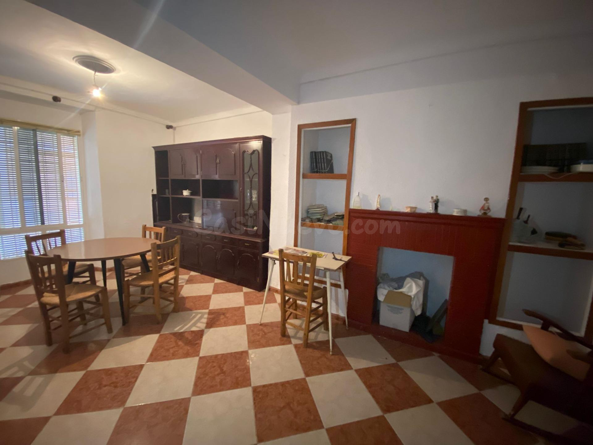 Amplia Casa en Cabra - Oportunidad de Inversión o Proyecto Personal