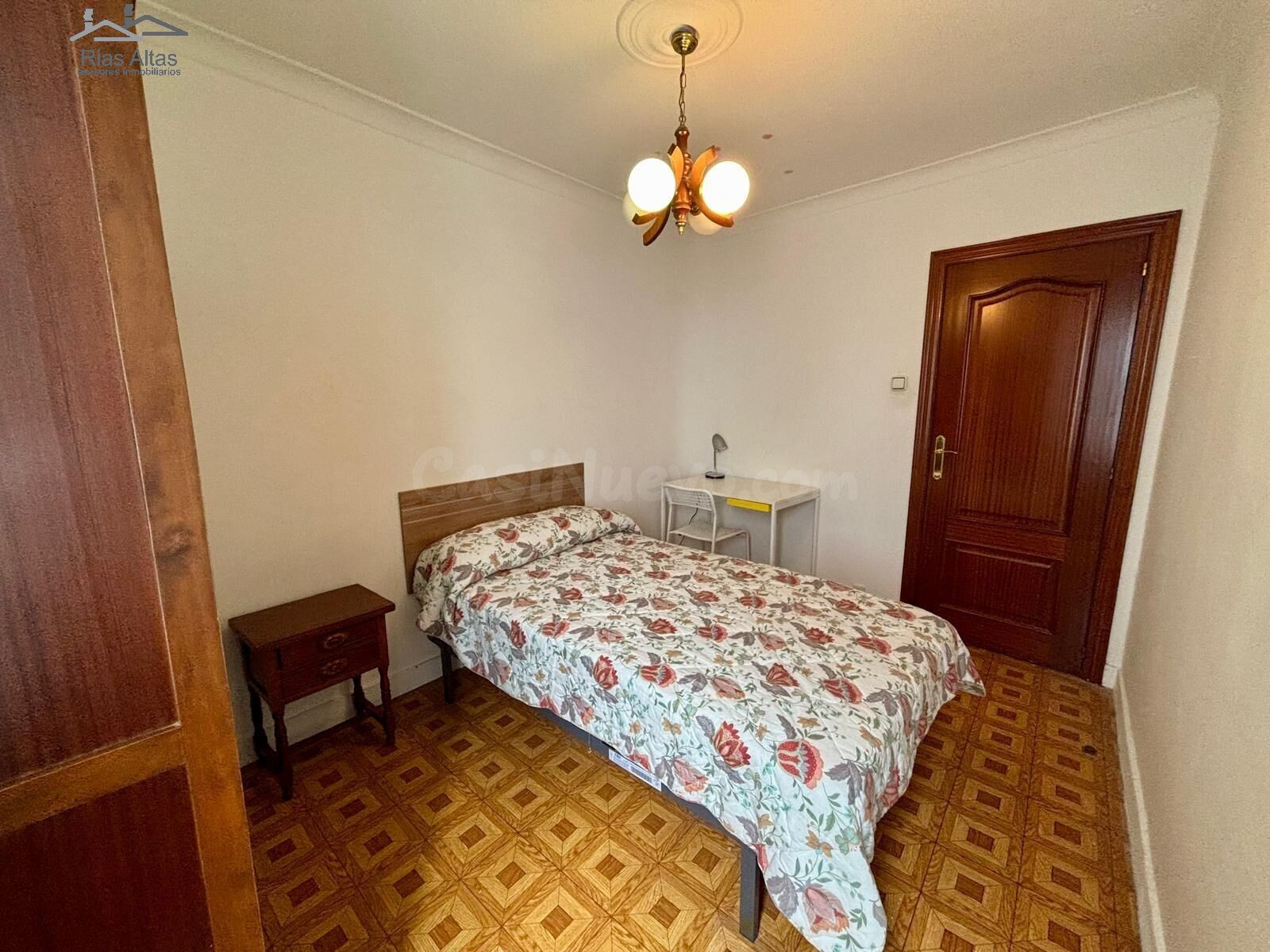 ALQUILER TEMPORAL: Amplio piso de tres dormitorios dobles en - foto 3