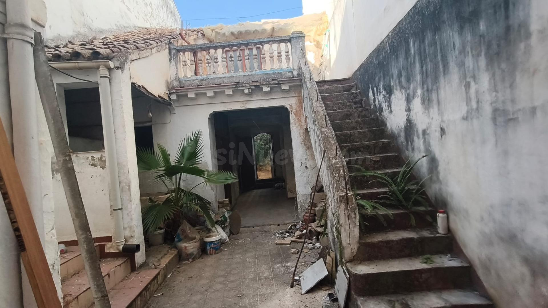 Amplia Casa en Cabra: Oportunidad de Reforma Integral por solo €94,000