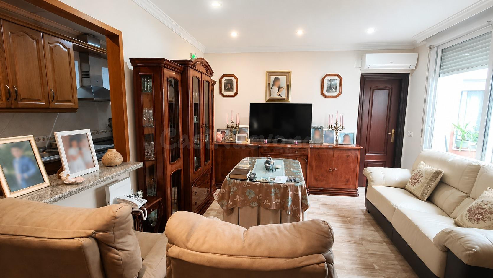 Oportunidad Única: Piso en Planta Baja con Local Comercial en la Plaza Vieja de Cabra por solo €165,000