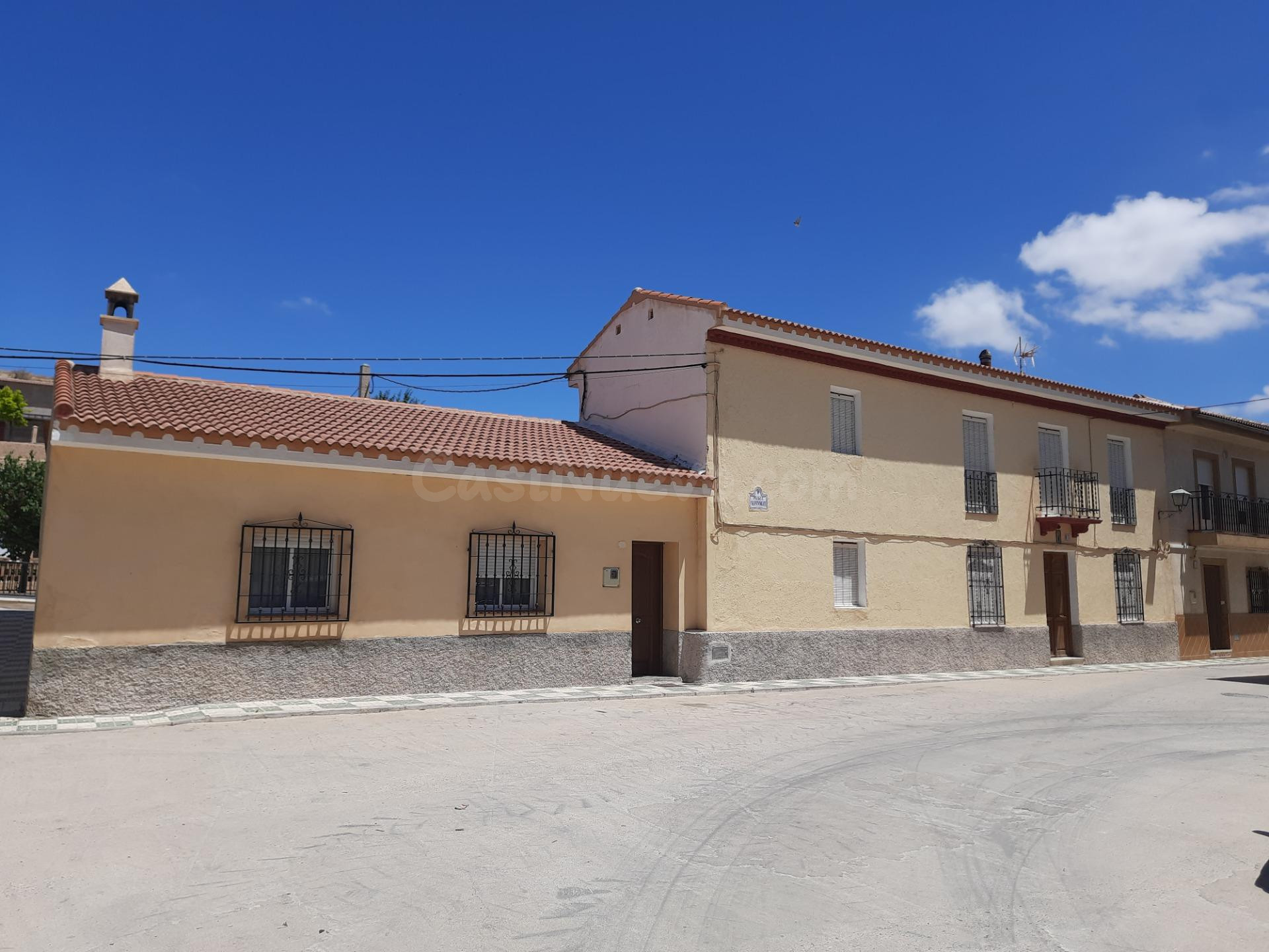 CASA DE PUEBLO EN HUELAGO