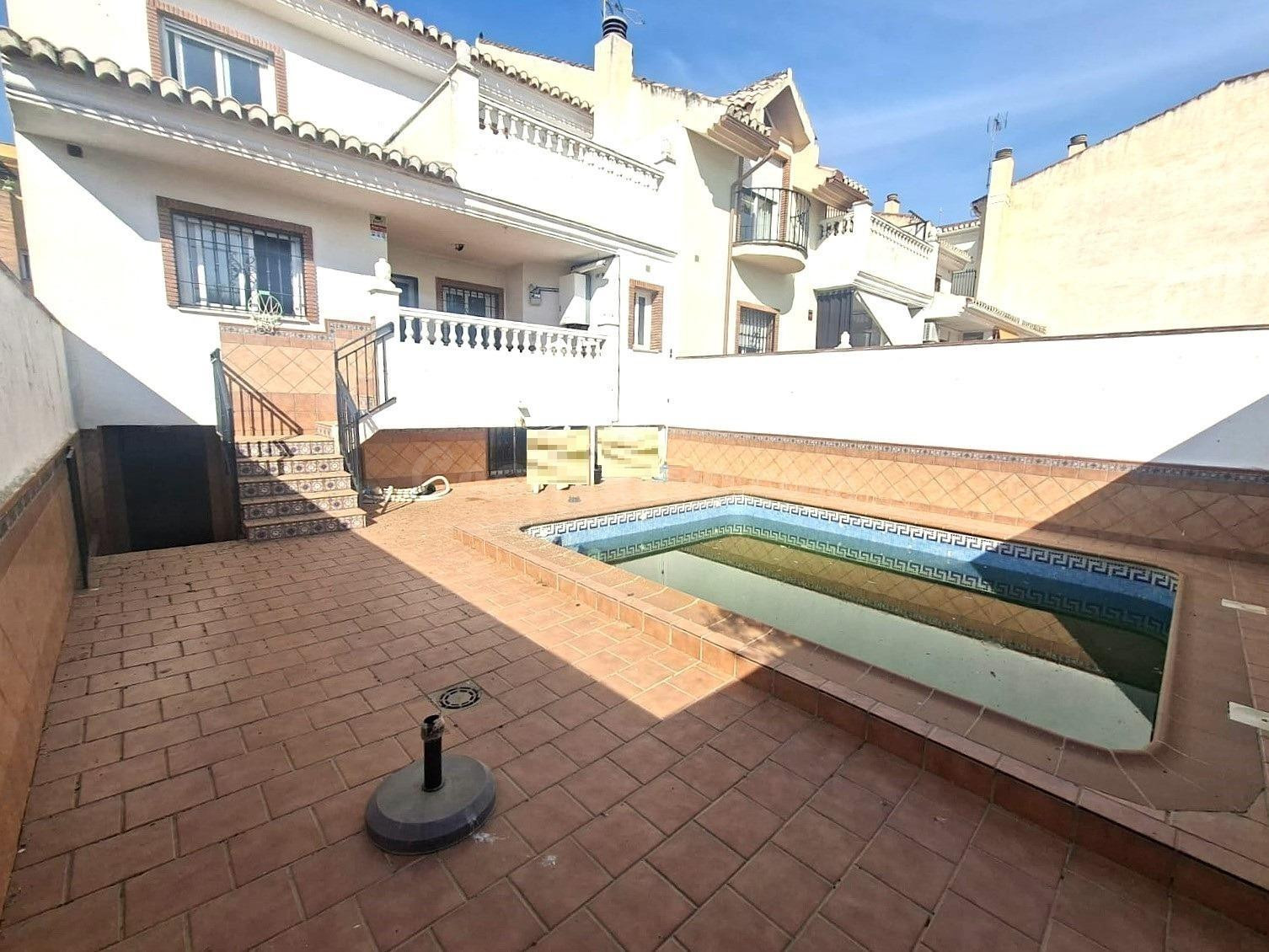 Magnífica Casa Pareada en Hijar con Piscina Privada y Amplio Sótano