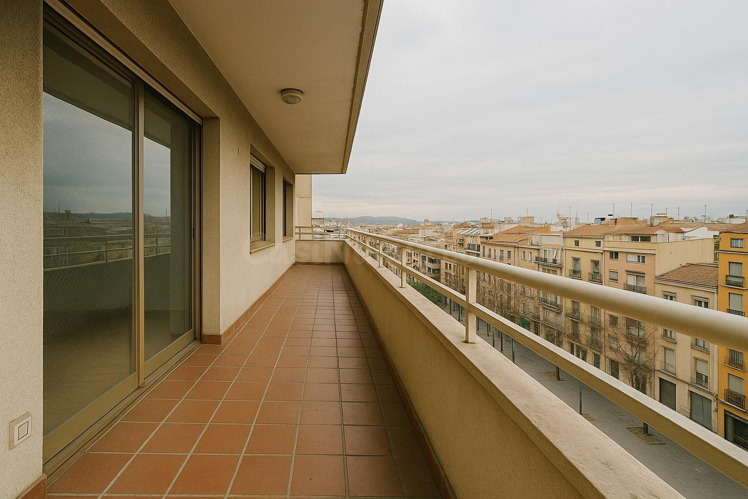 ALTO piso amplio con terraza, vistas y alquiler garantizado  - foto 3