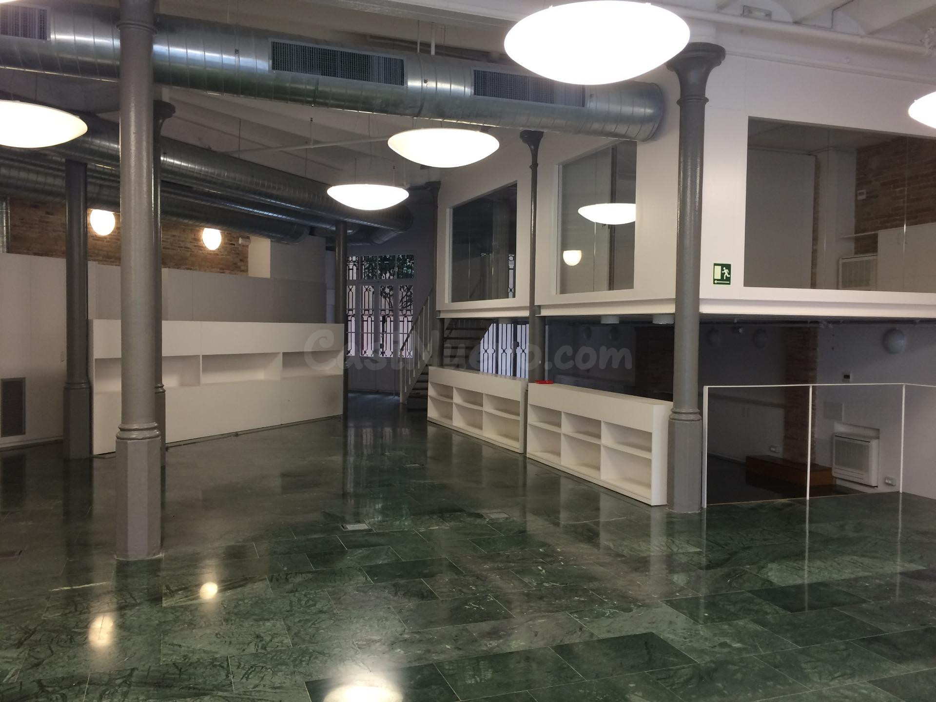 Exclusivo local comercial de 259 m2 en alquiler en calle Casp esquina Bailén – junto a Plaza Tetuán